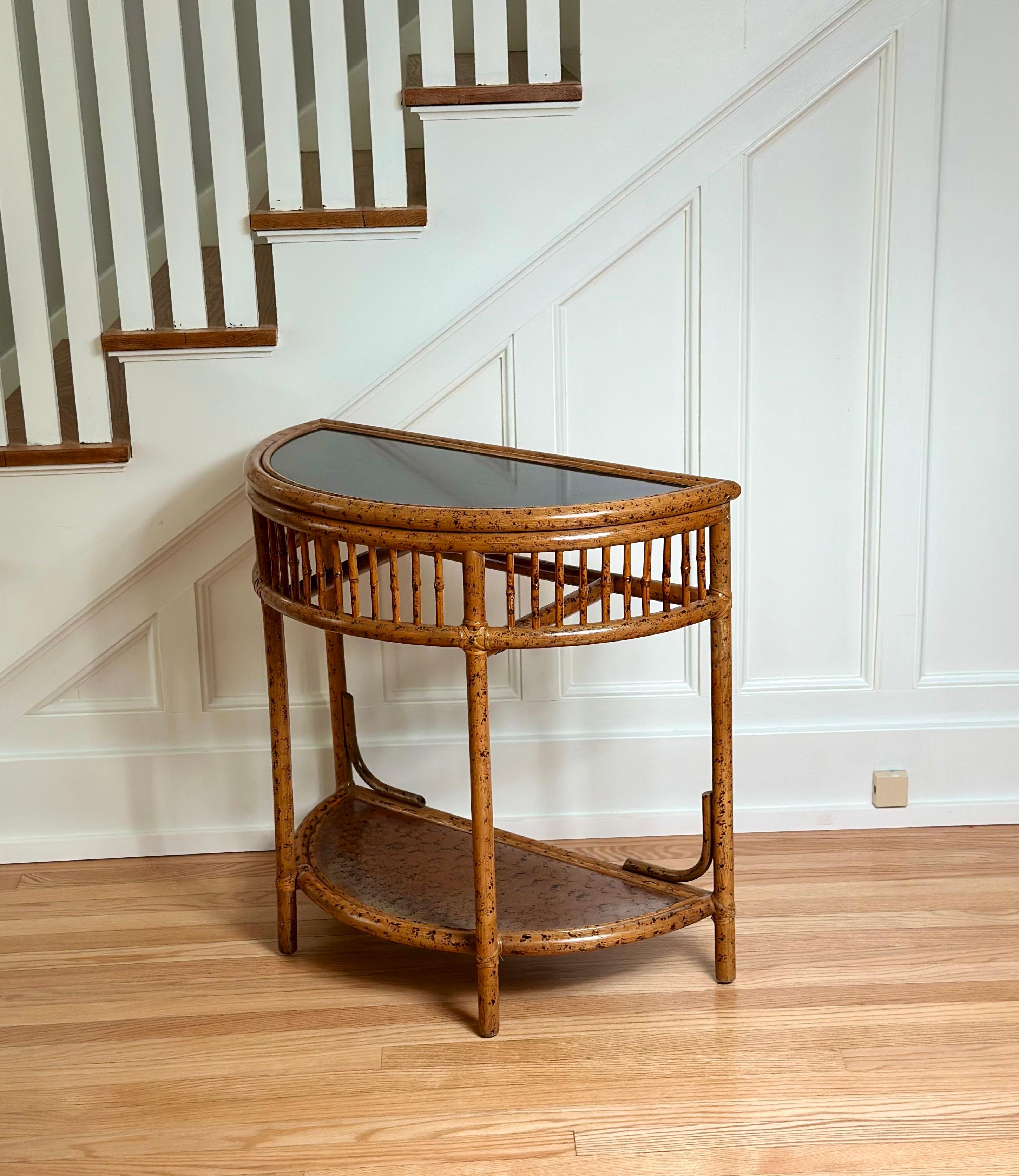 Tavolo consolle Demilune in rattan e bambù finto tartaruga degli anni '70 con ripiano inferiore in vendita 3