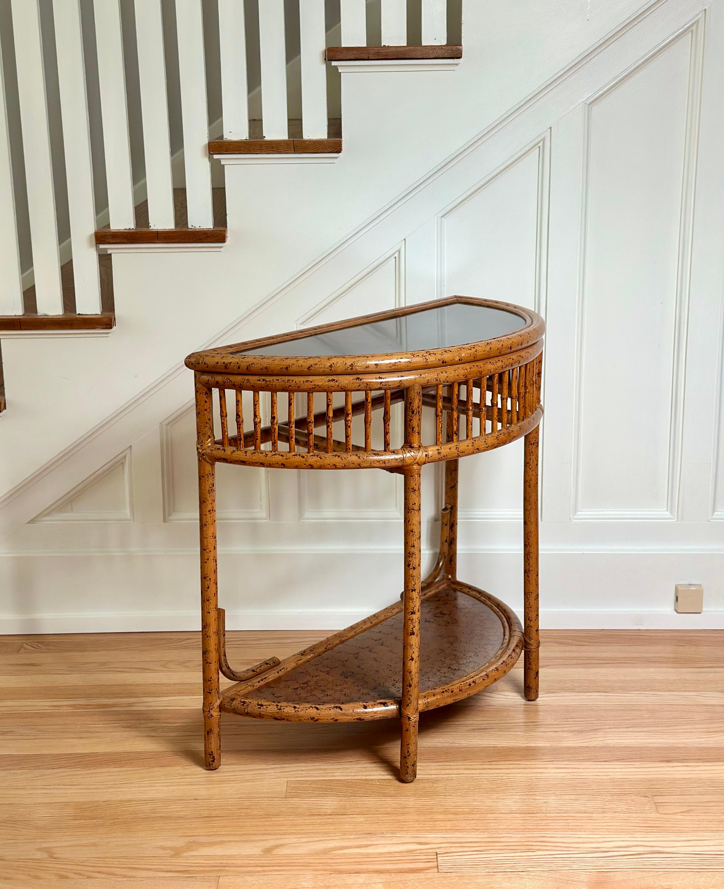 Tavolo consolle Demilune in rattan e bambù finto tartaruga degli anni '70 con ripiano inferiore in vendita 4