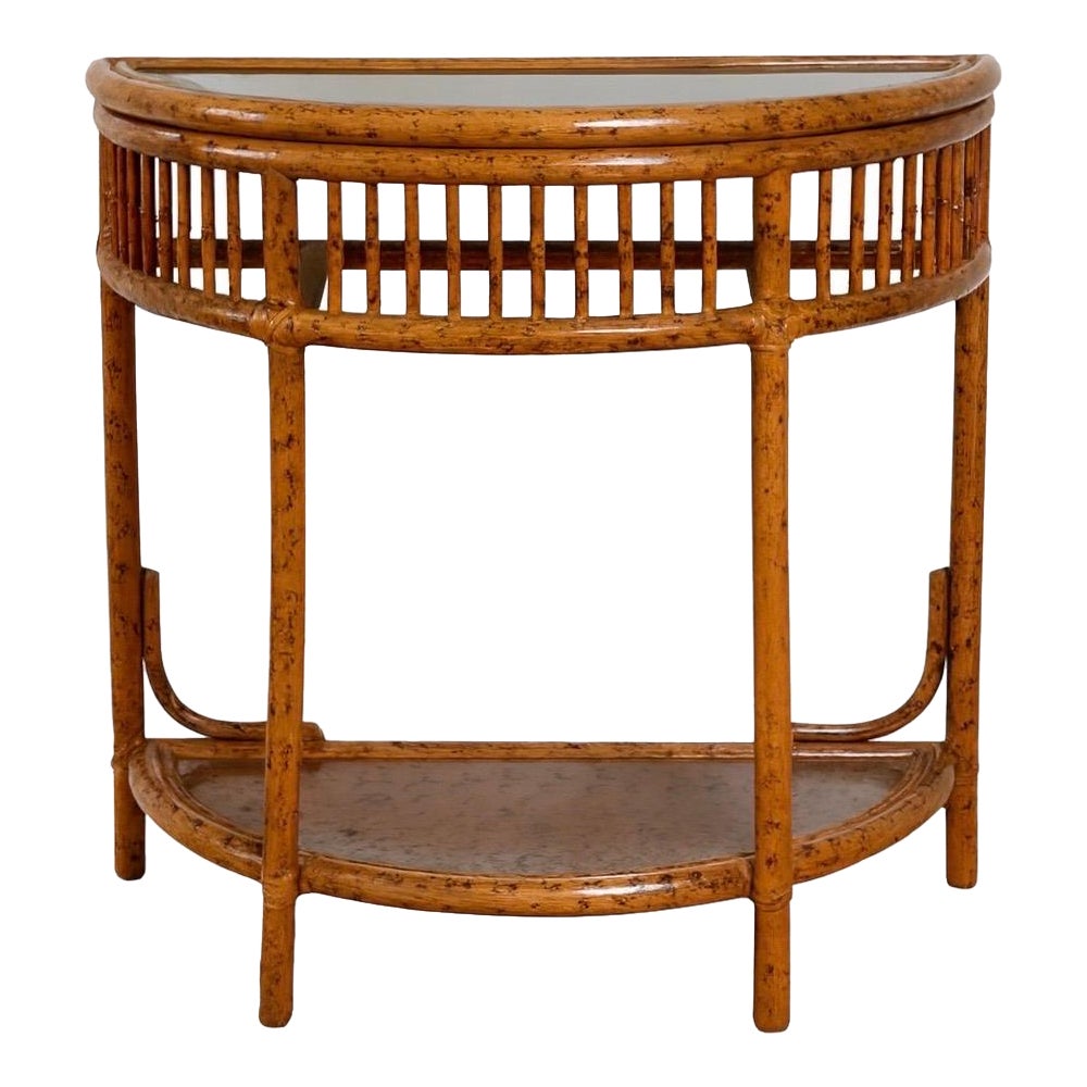 Tavolo consolle Demilune in rattan e bambù finto tartaruga degli anni '70 con ripiano inferiore in vendita