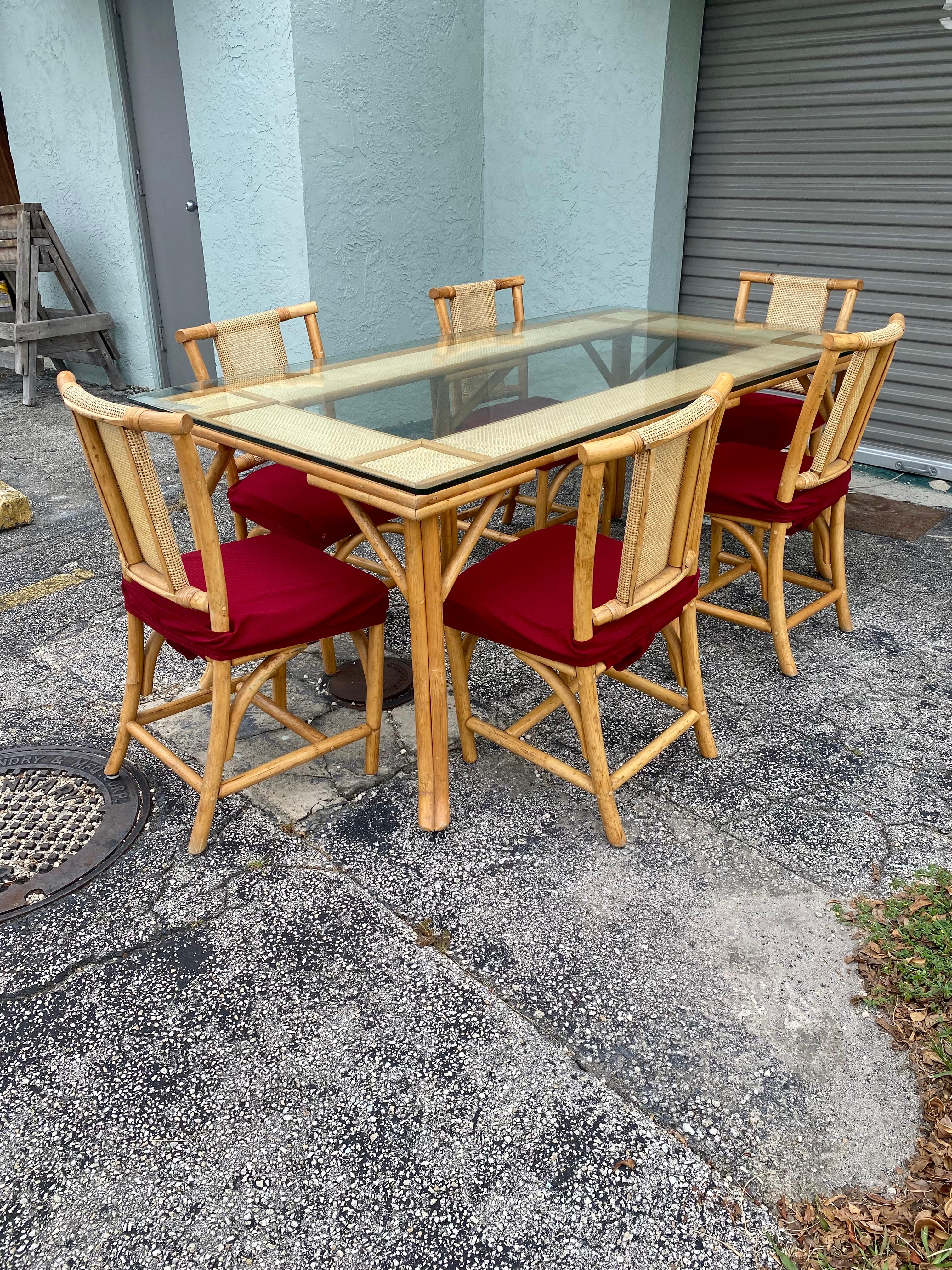 Américain Ensemble de salle à manger en rotin et verre des années 1970, lot de 7 en vente