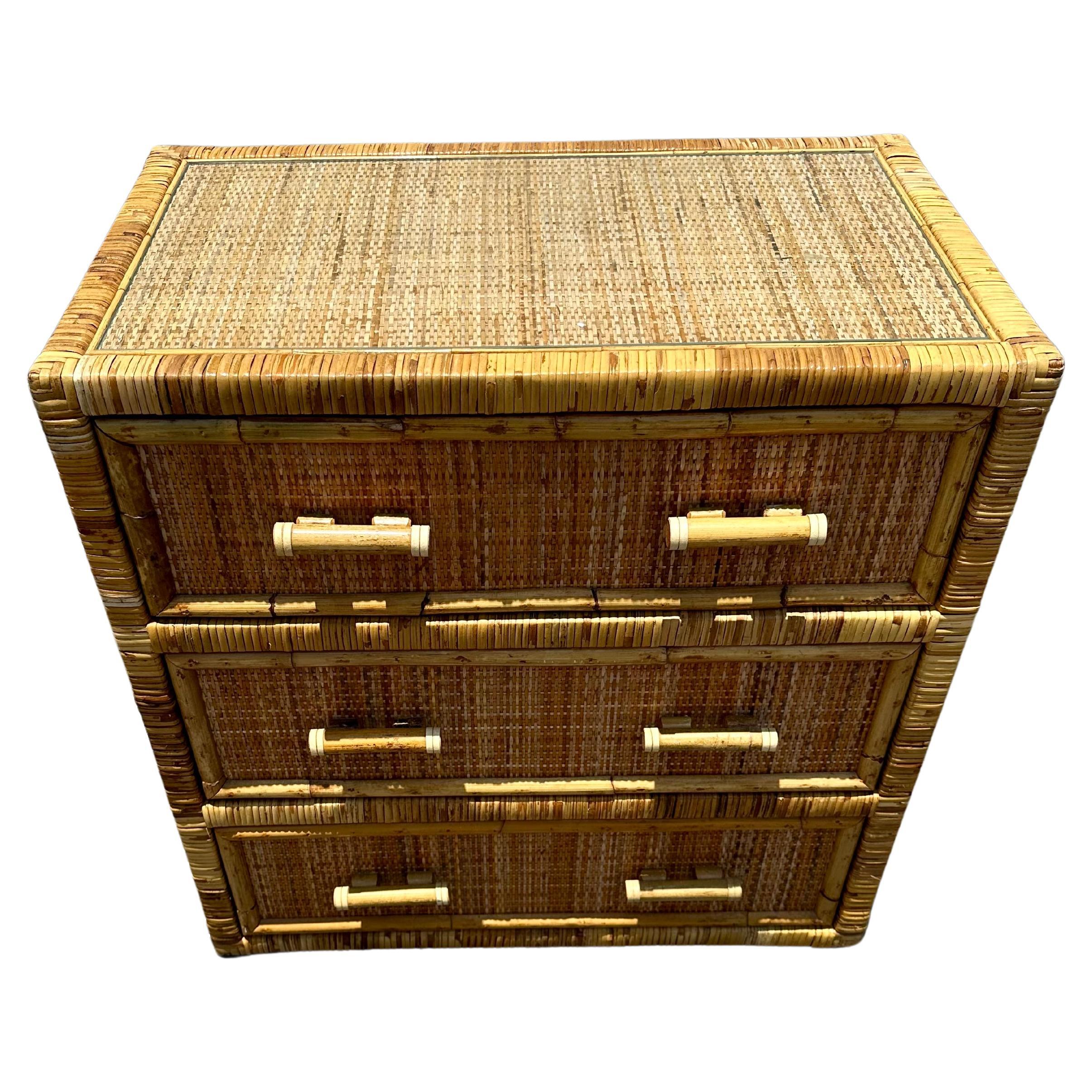 1970er Rattan MCM Glasplatte Kommode Night Stand