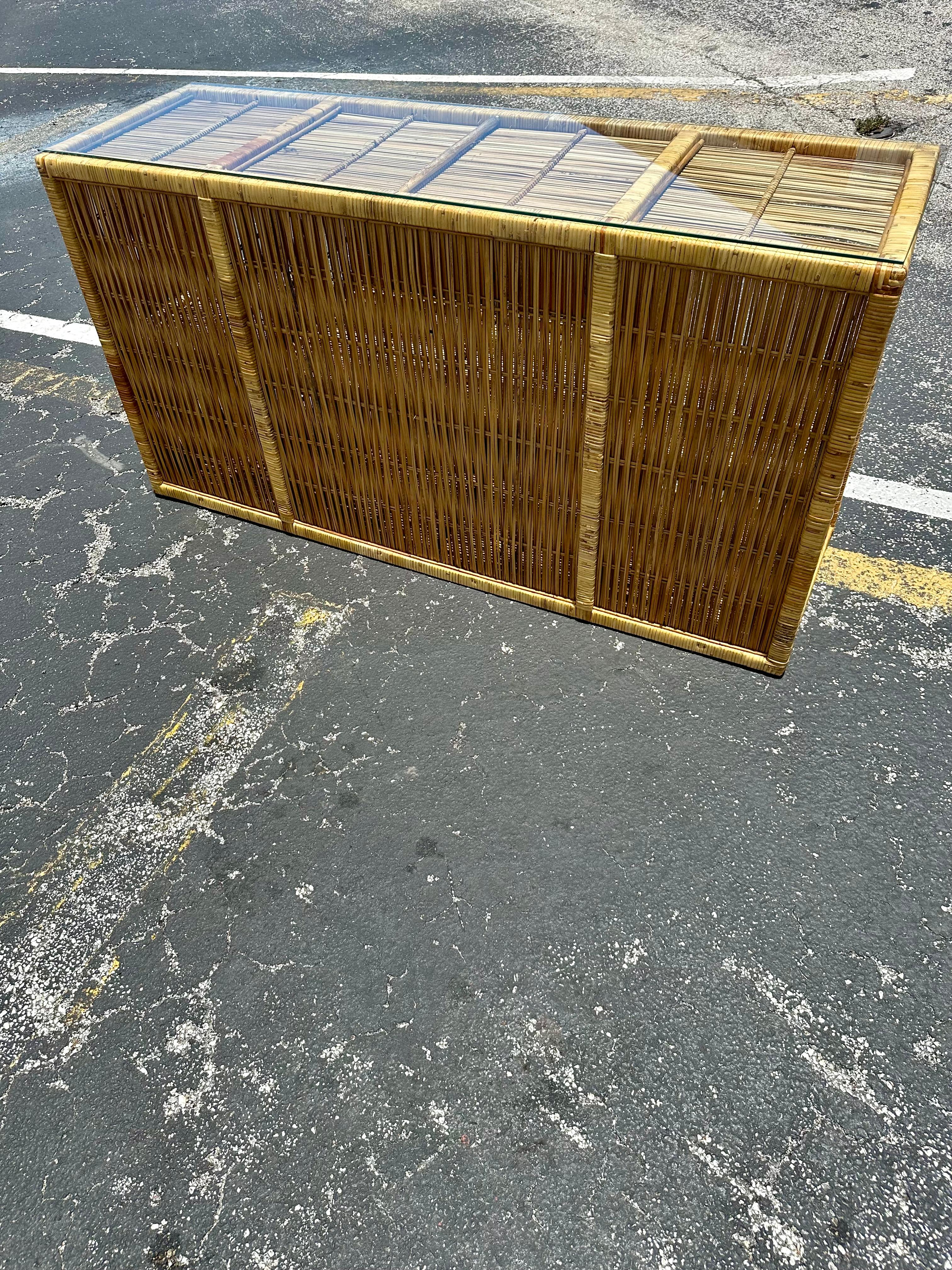 Tavolo console con piano in vetro in rattan MCM degli anni '70 in vendita 3