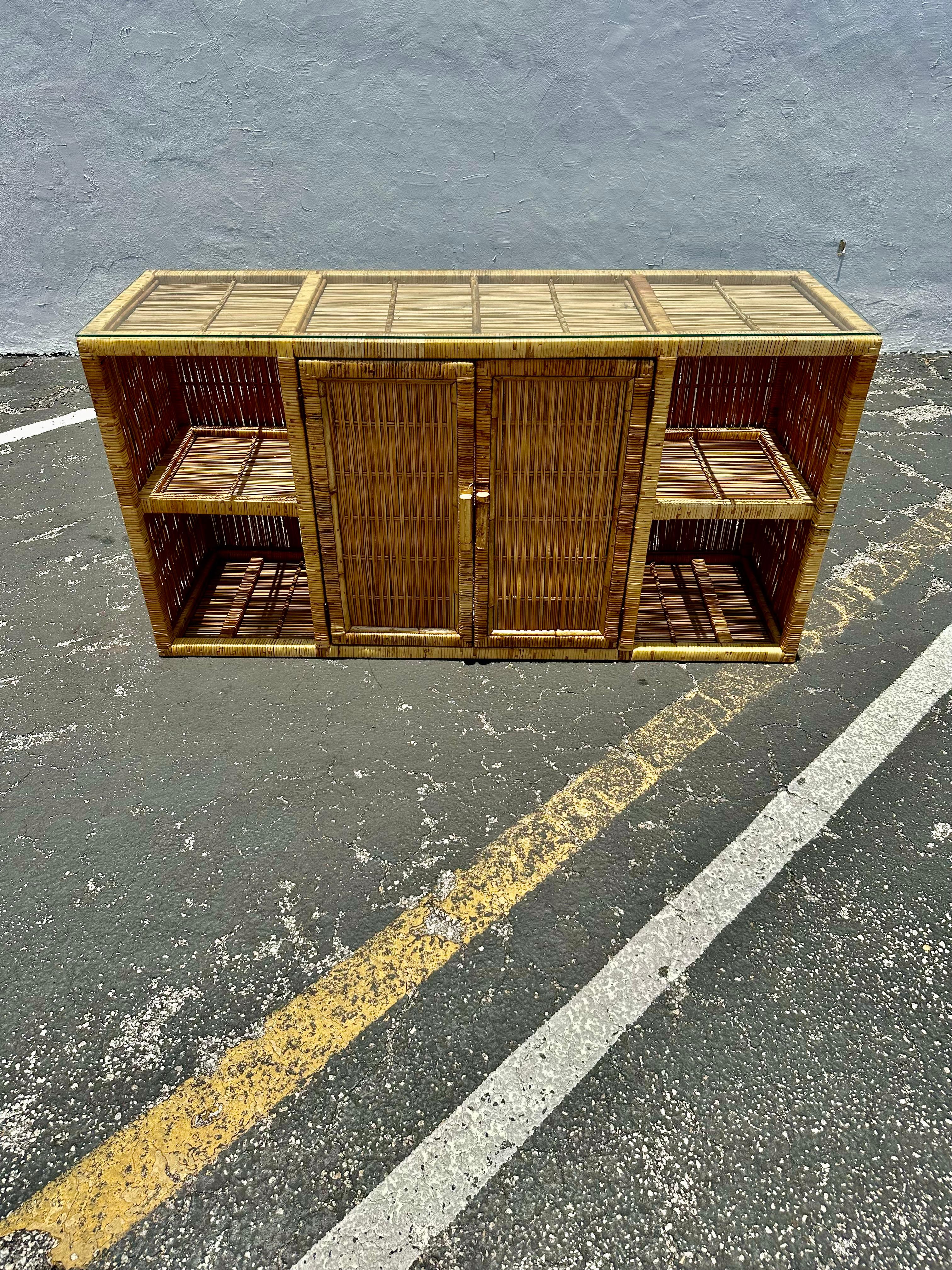 In questa occasione ti offriamo una delle più belle e rare credenze in rattan e tessuto che tu possa sperare di trovare. In condizioni originali e non finite. Il design è eccezionale. Questa bellissima credenza è un pezzo forte e ricco di