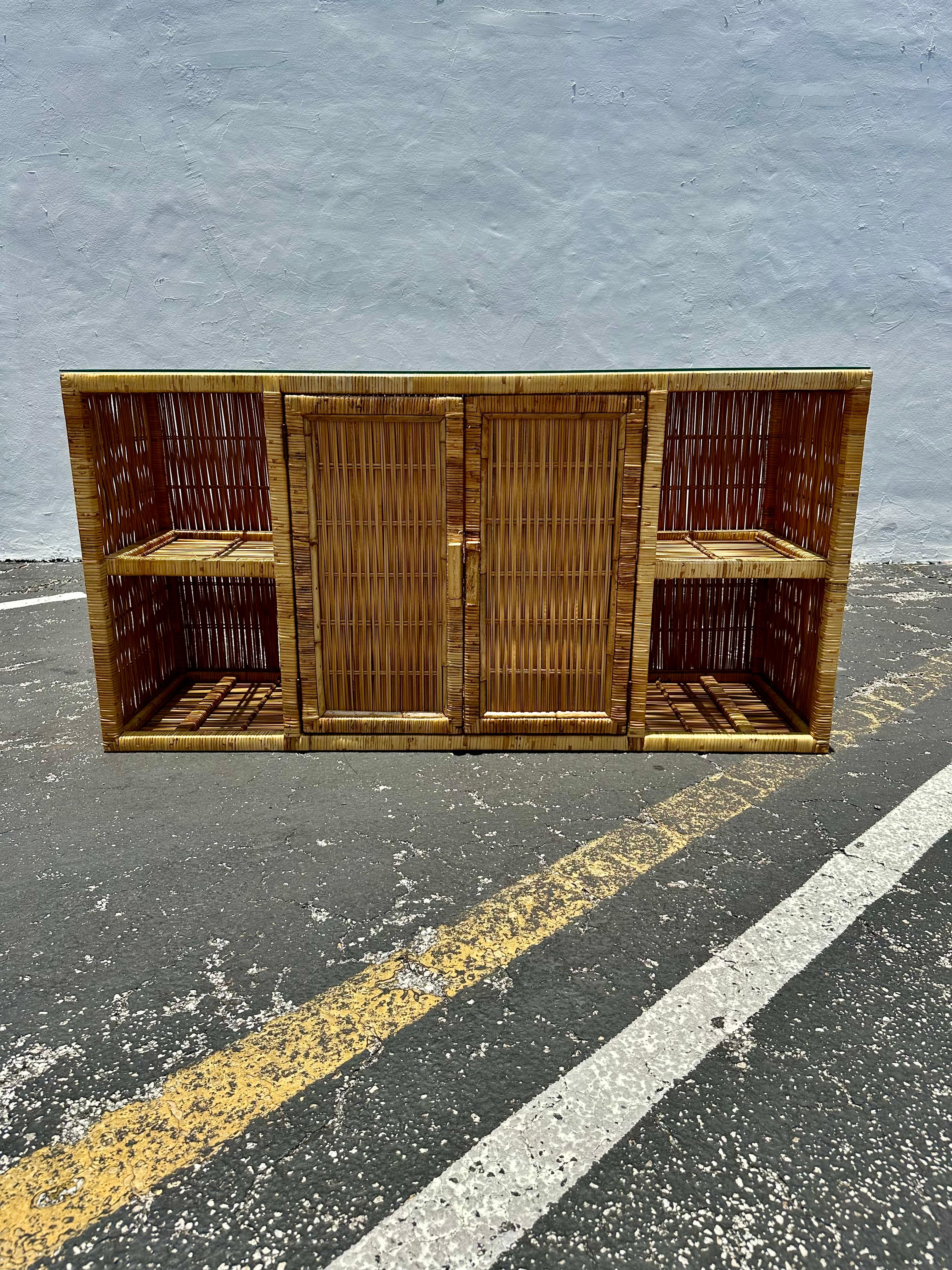 Mid-Century moderno Tavolo console con piano in vetro in rattan MCM degli anni '70 in vendita