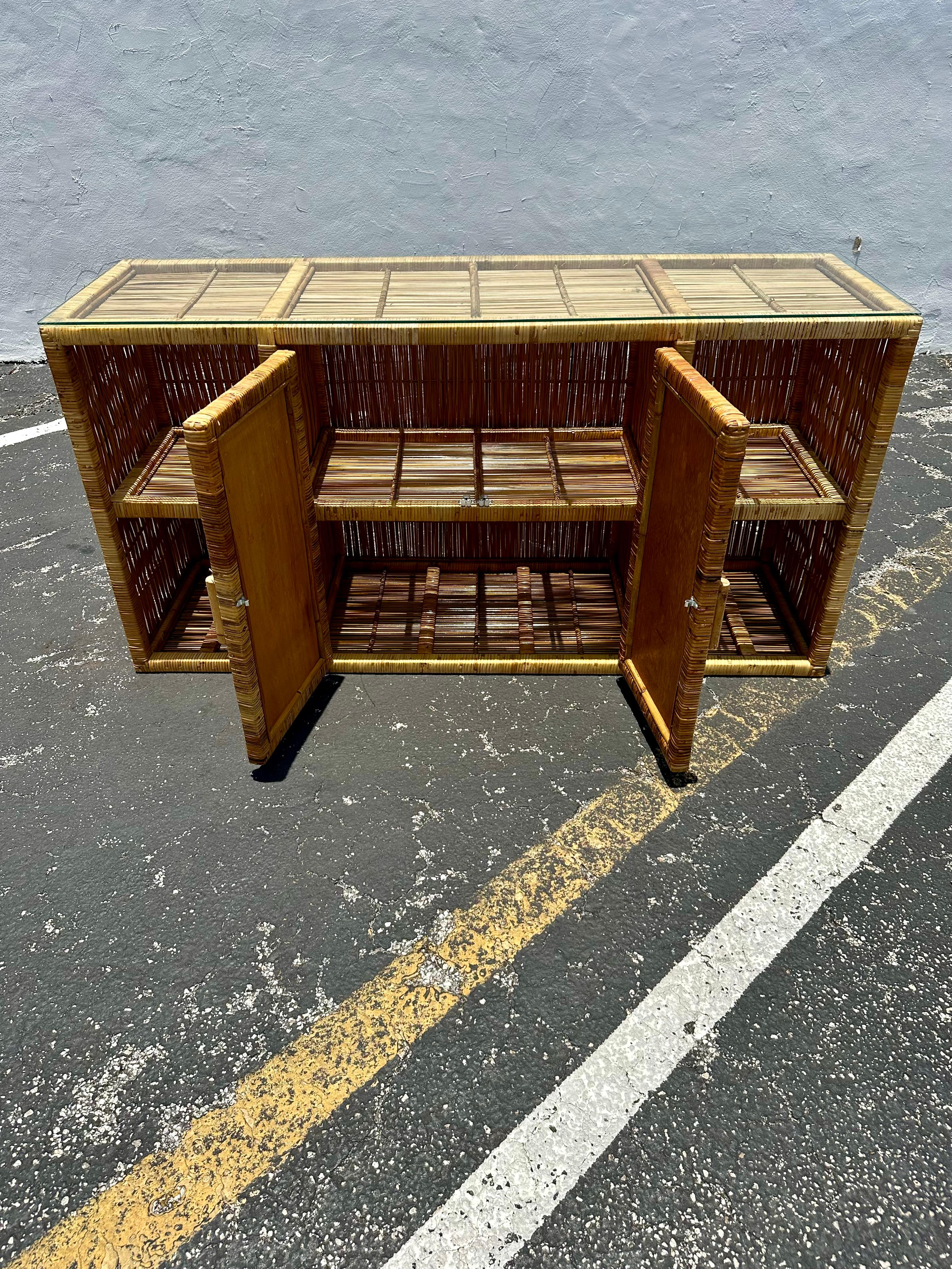 Filippino Tavolo console con piano in vetro in rattan MCM degli anni '70 in vendita