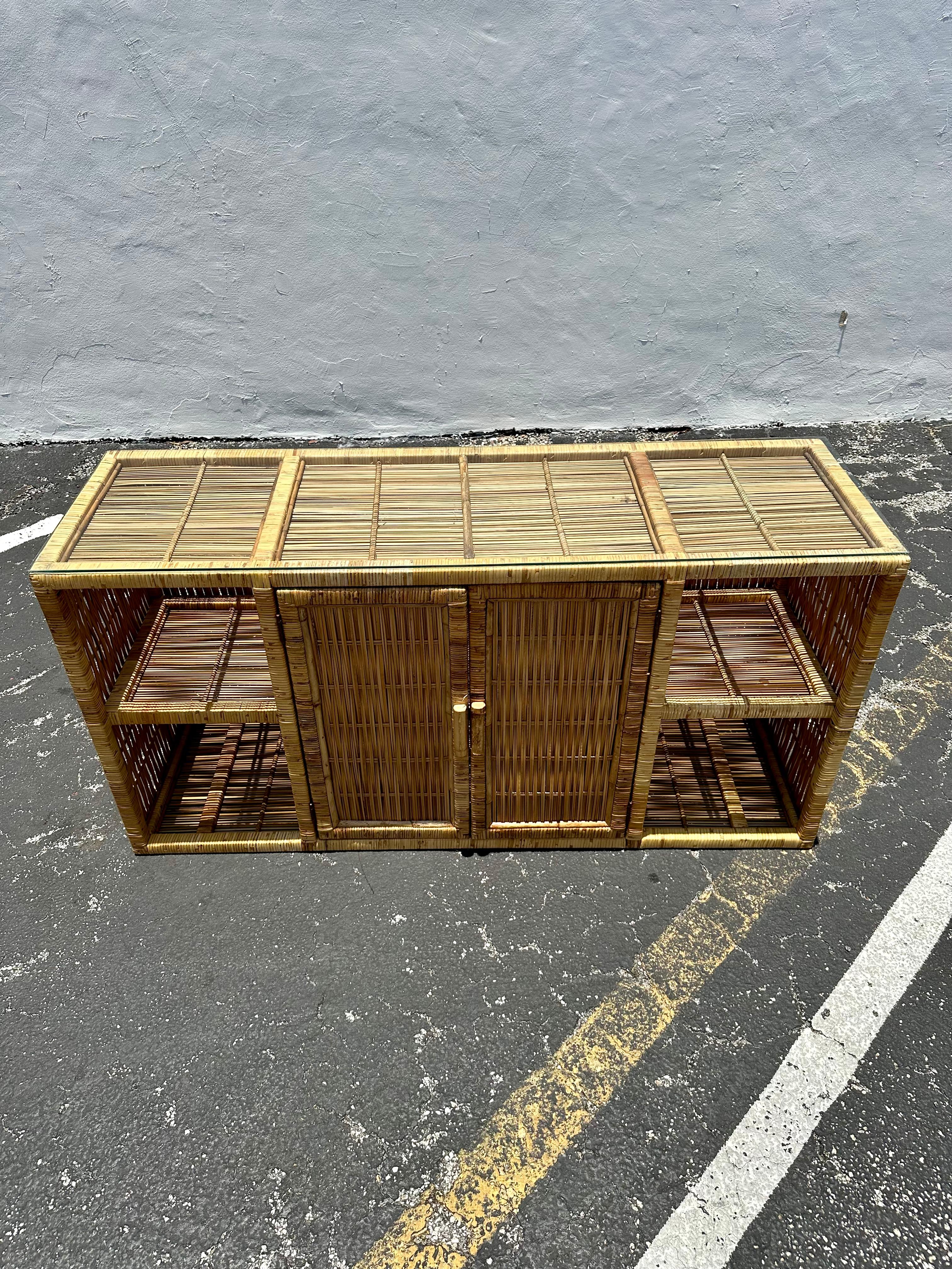 Tavolo console con piano in vetro in rattan MCM degli anni '70 In condizioni buone in vendita a Fort Lauderdale, FL