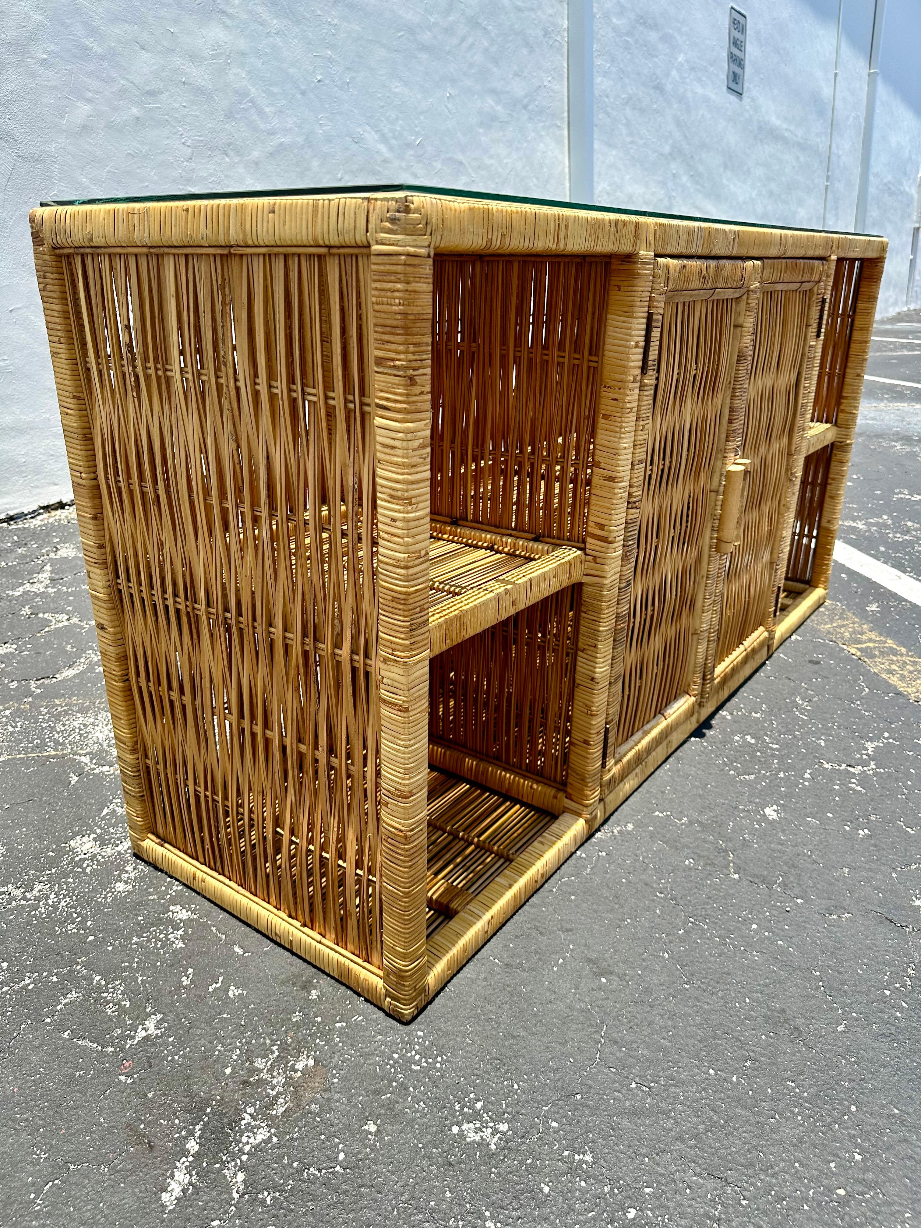 Fine XX secolo Tavolo console con piano in vetro in rattan MCM degli anni '70 in vendita