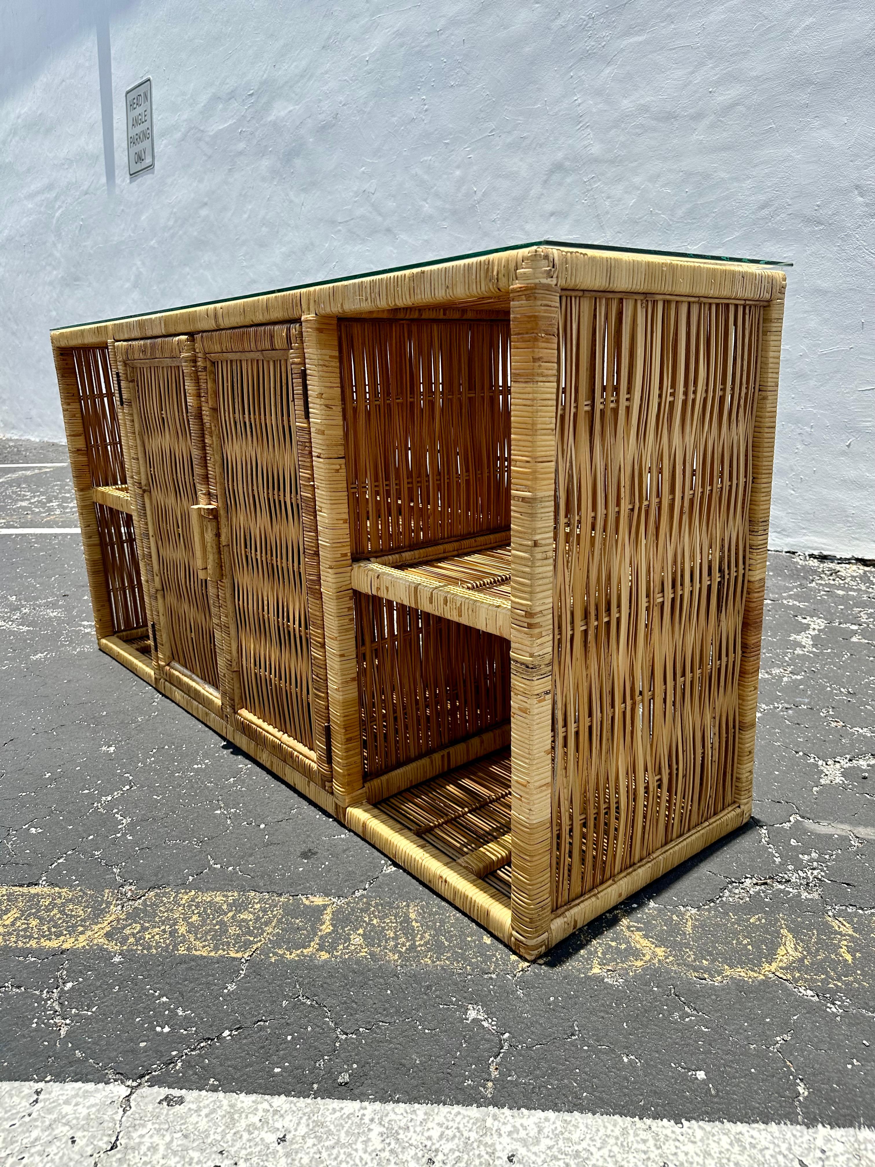 Rattan Tavolo console con piano in vetro in rattan MCM degli anni '70 in vendita