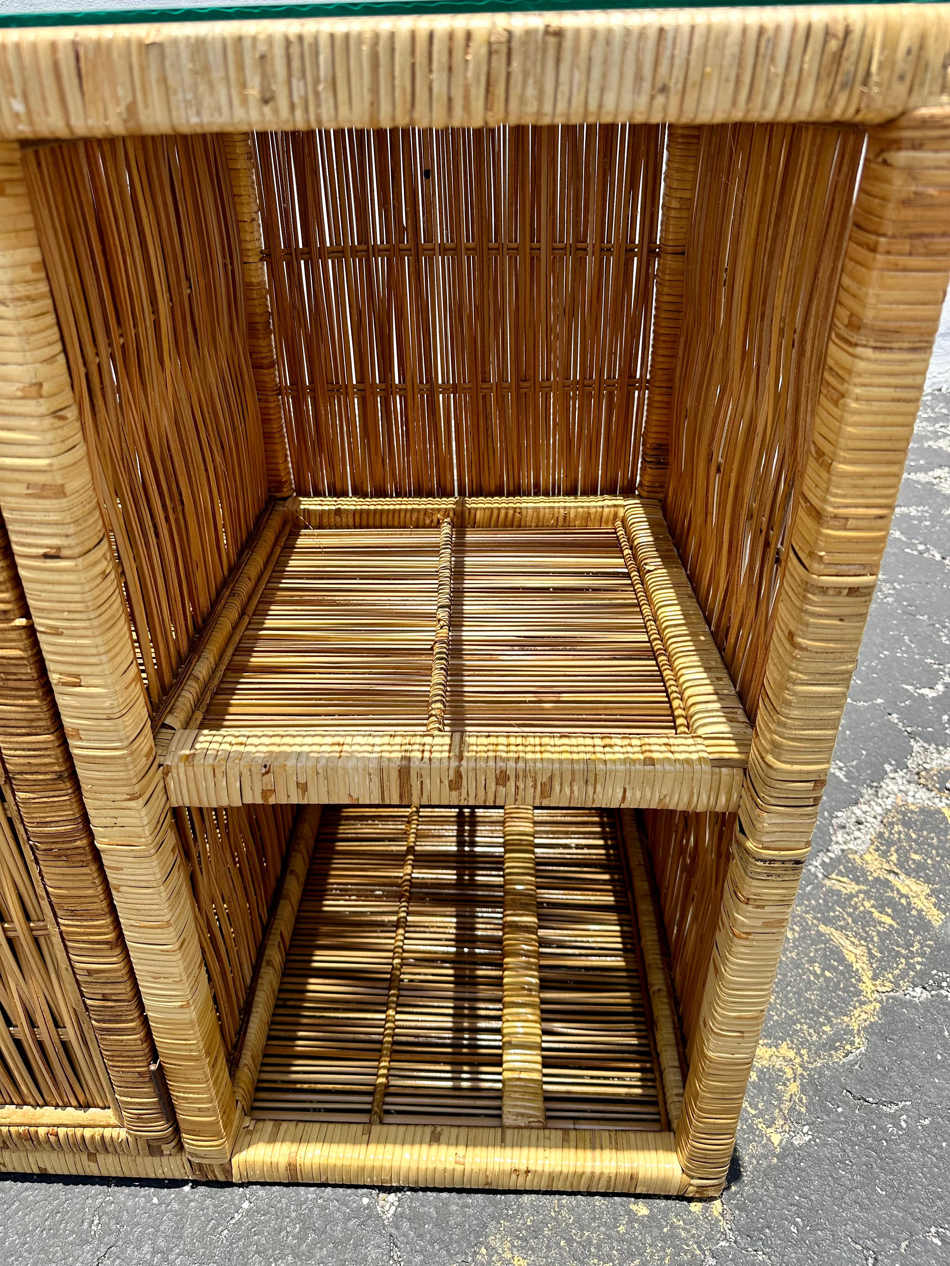 Tavolo console con piano in vetro in rattan MCM degli anni '70 in vendita 1