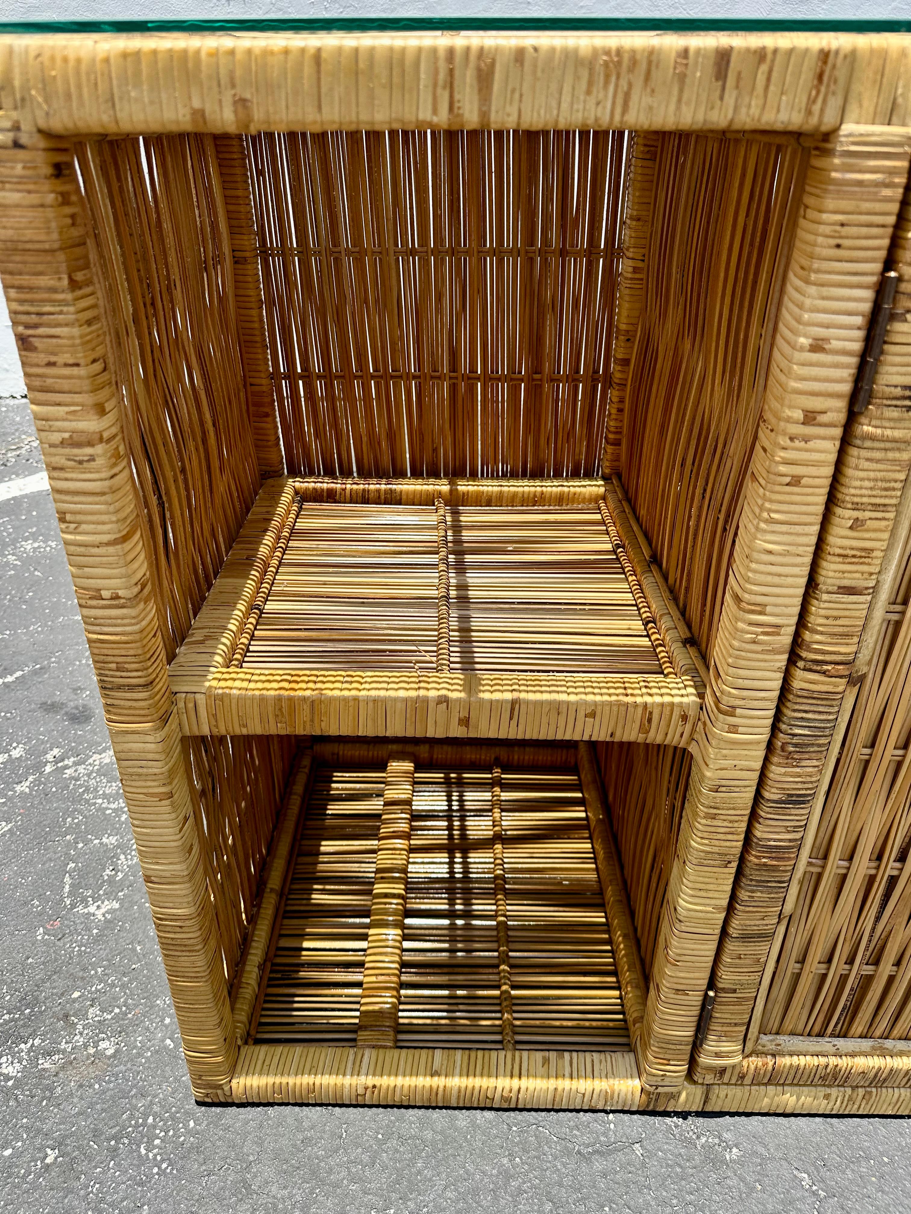Tavolo console con piano in vetro in rattan MCM degli anni '70 in vendita 2