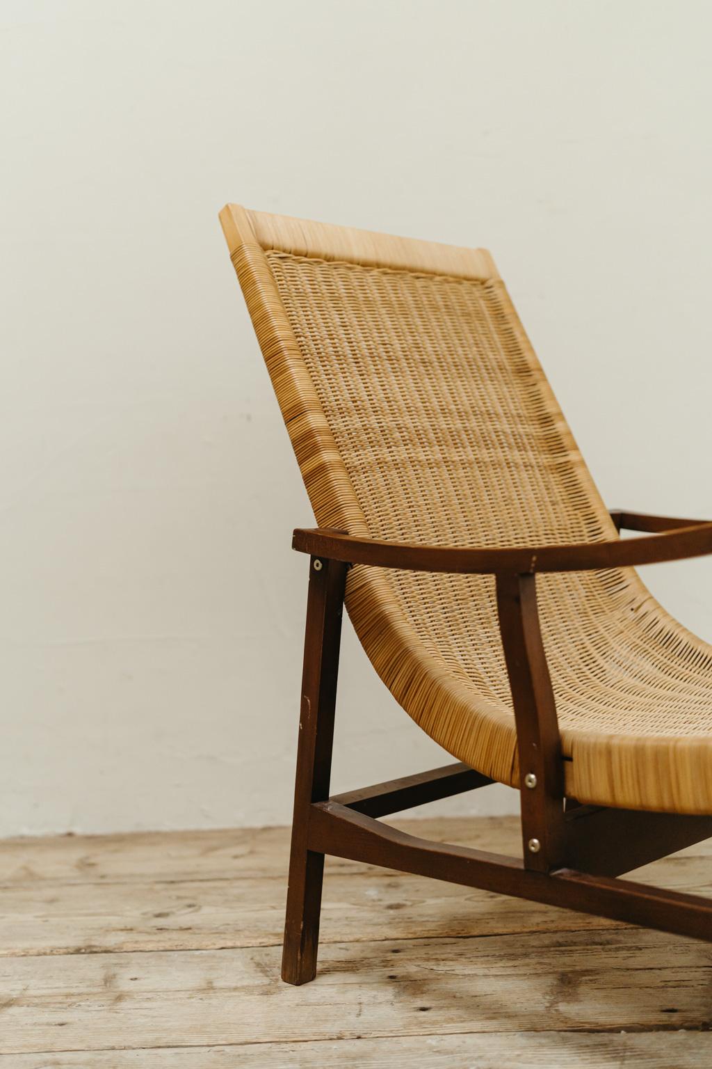 1970's Rattan Lounge Chair and Its Ottoman For Sale 8