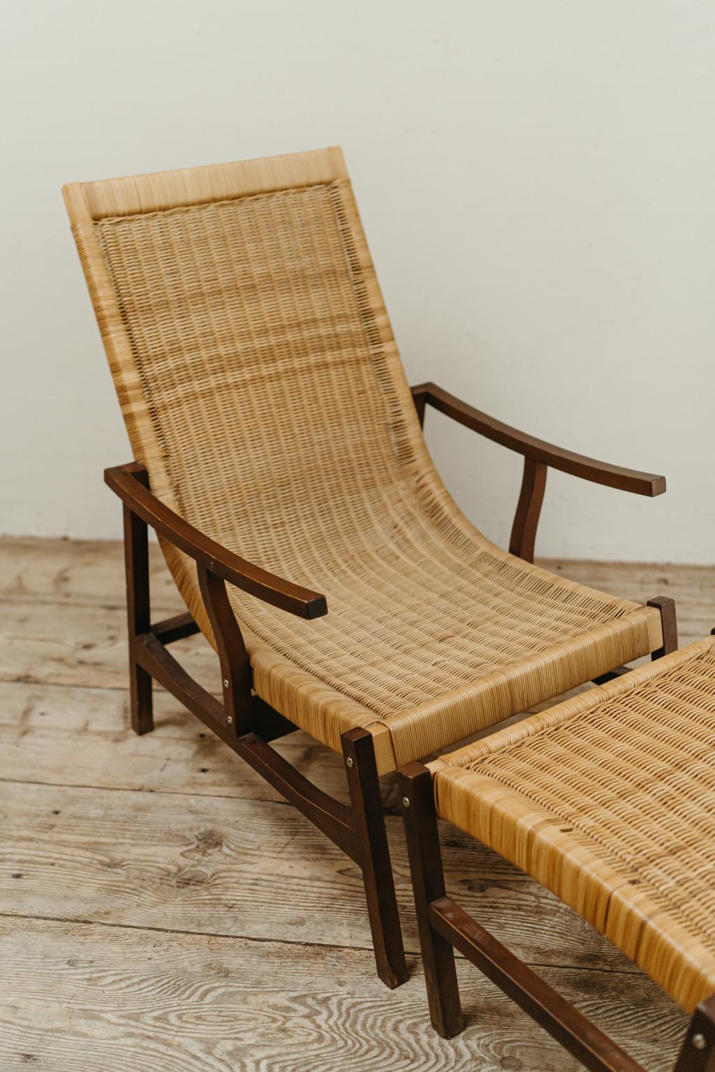 1970's Rattan Lounge Chair and Its Ottoman For Sale 1