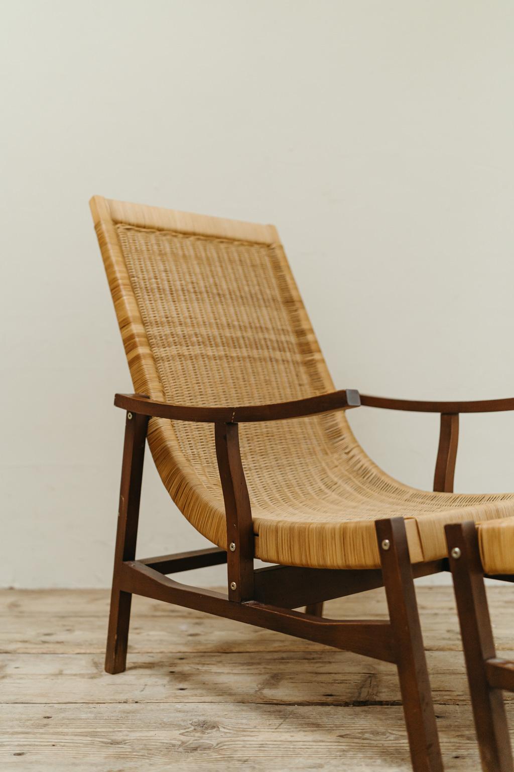 1970's Rattan Lounge Chair and Its Ottoman For Sale 4
