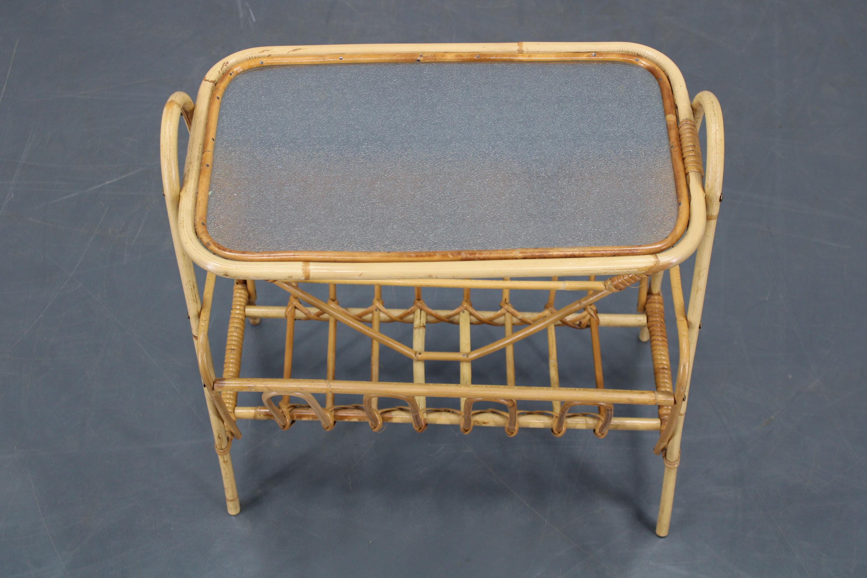 Mid-Century Modern Support à journaux et à revues en rotin avec dessus en verre, Italie, années 1970 en vente