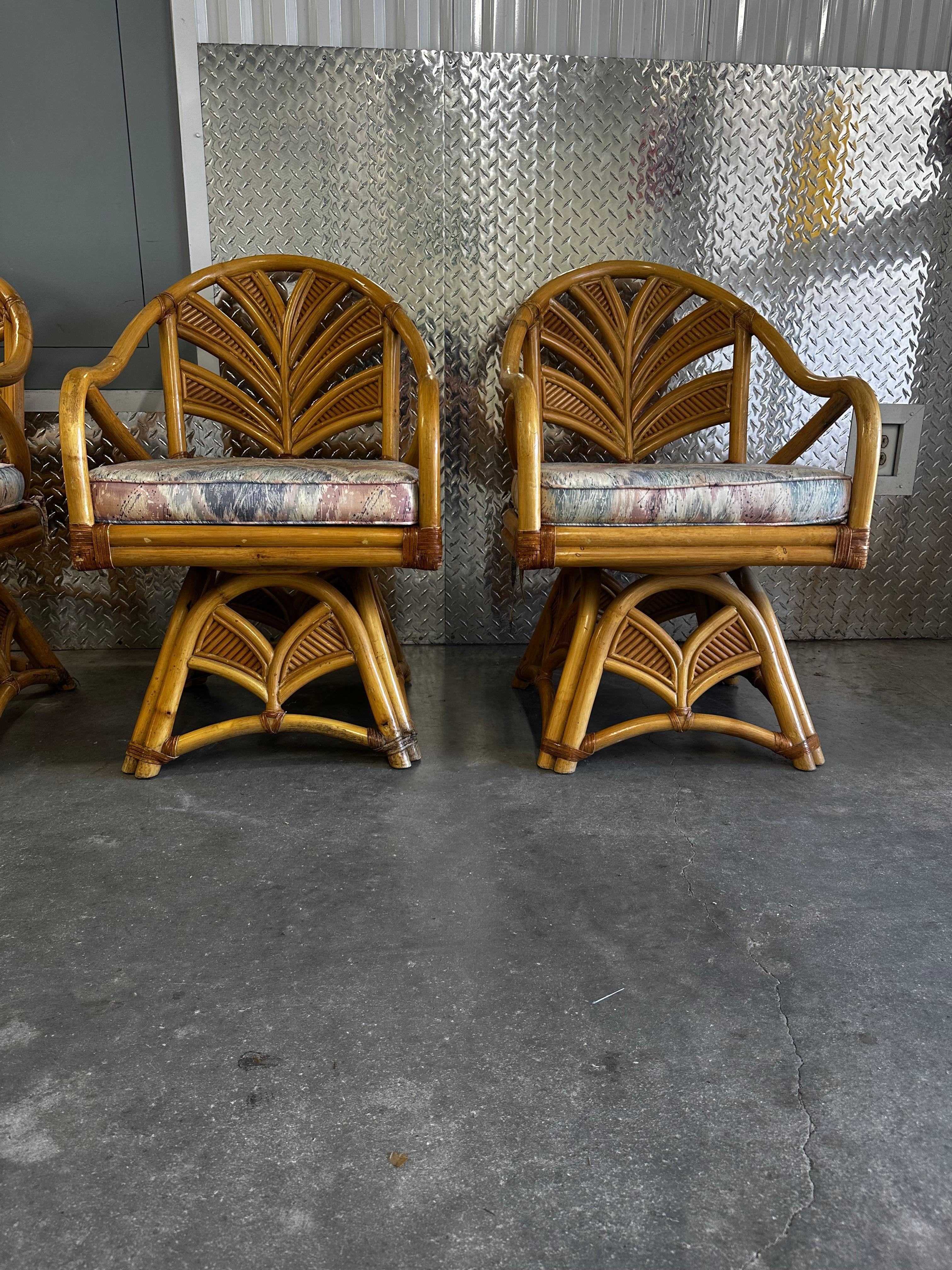 1970s Rattan Palms Reed Pedestal Pastel Game Dining Swivel Chairs , Set of 4 en vente 1