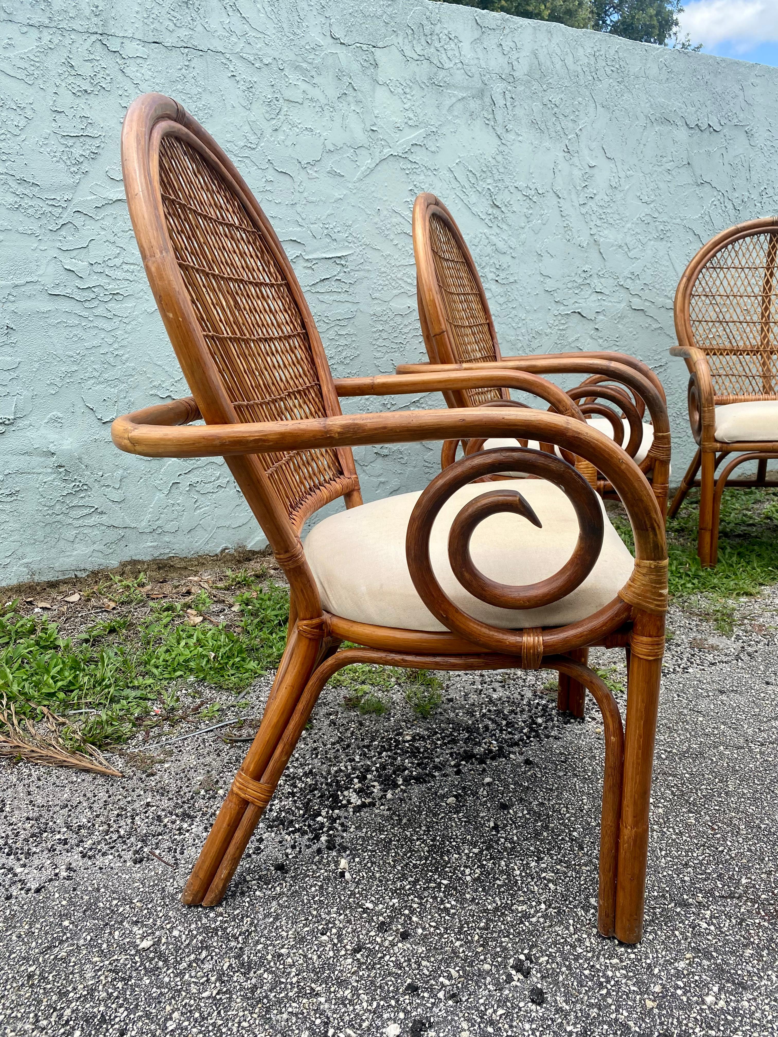 Chaises d'appoint de salle à manger sculpturales en rotin des années 1970 avec accoudoirs en volutes en forme de paon en vente 3