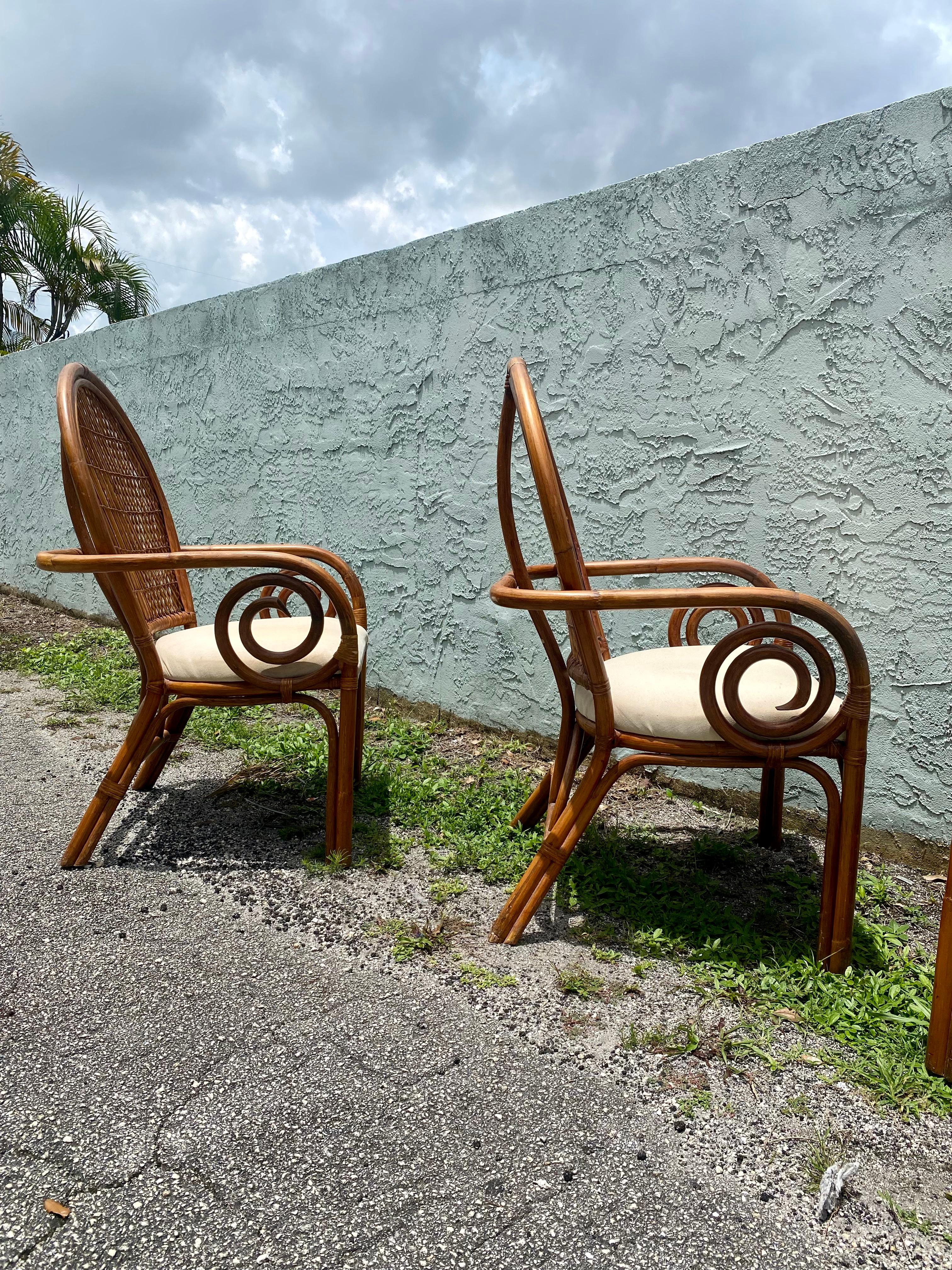 Chaises d'appoint de salle à manger sculpturales en rotin des années 1970 avec accoudoirs en volutes en forme de paon en vente 4