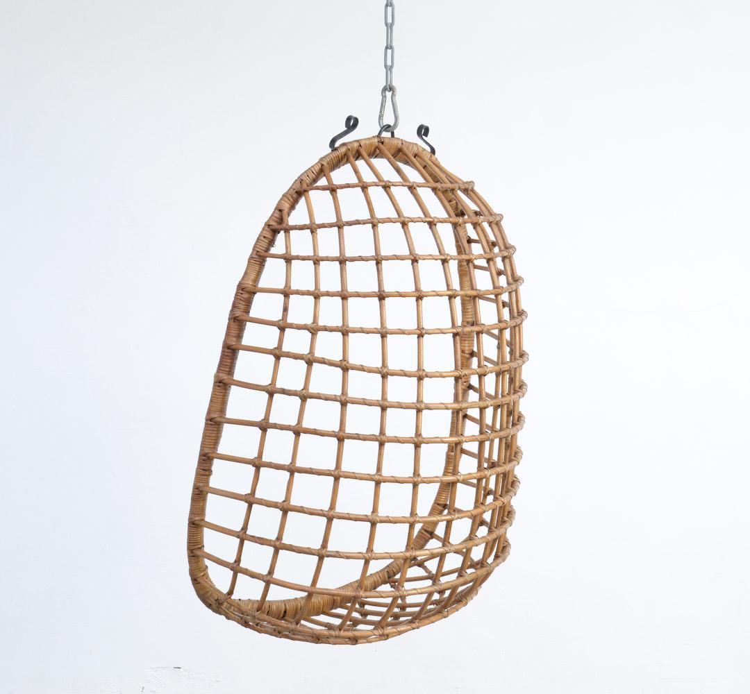 This beautiful hanging rattan egg chair has to be fixed on the ceiling.
This cosy cocoon will give your interior a 1970s touch.
The chair is in very good vintage condition complete with the strong metal chain (100 cm). The skin and cushion are not