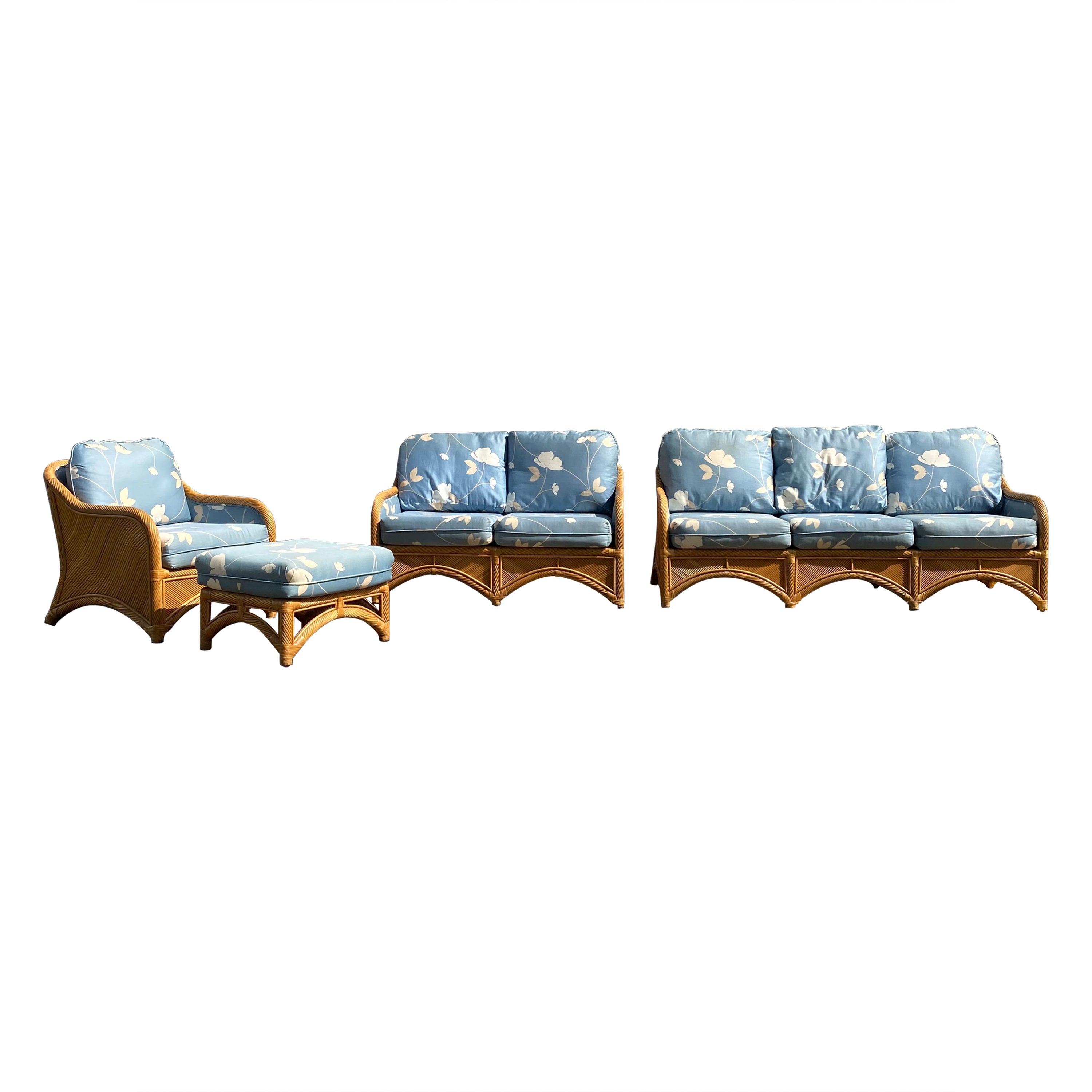 Divano scultoreo in canna di rattan degli anni '70 in stile Chinoiserie blu e bianco, set di 4 persone