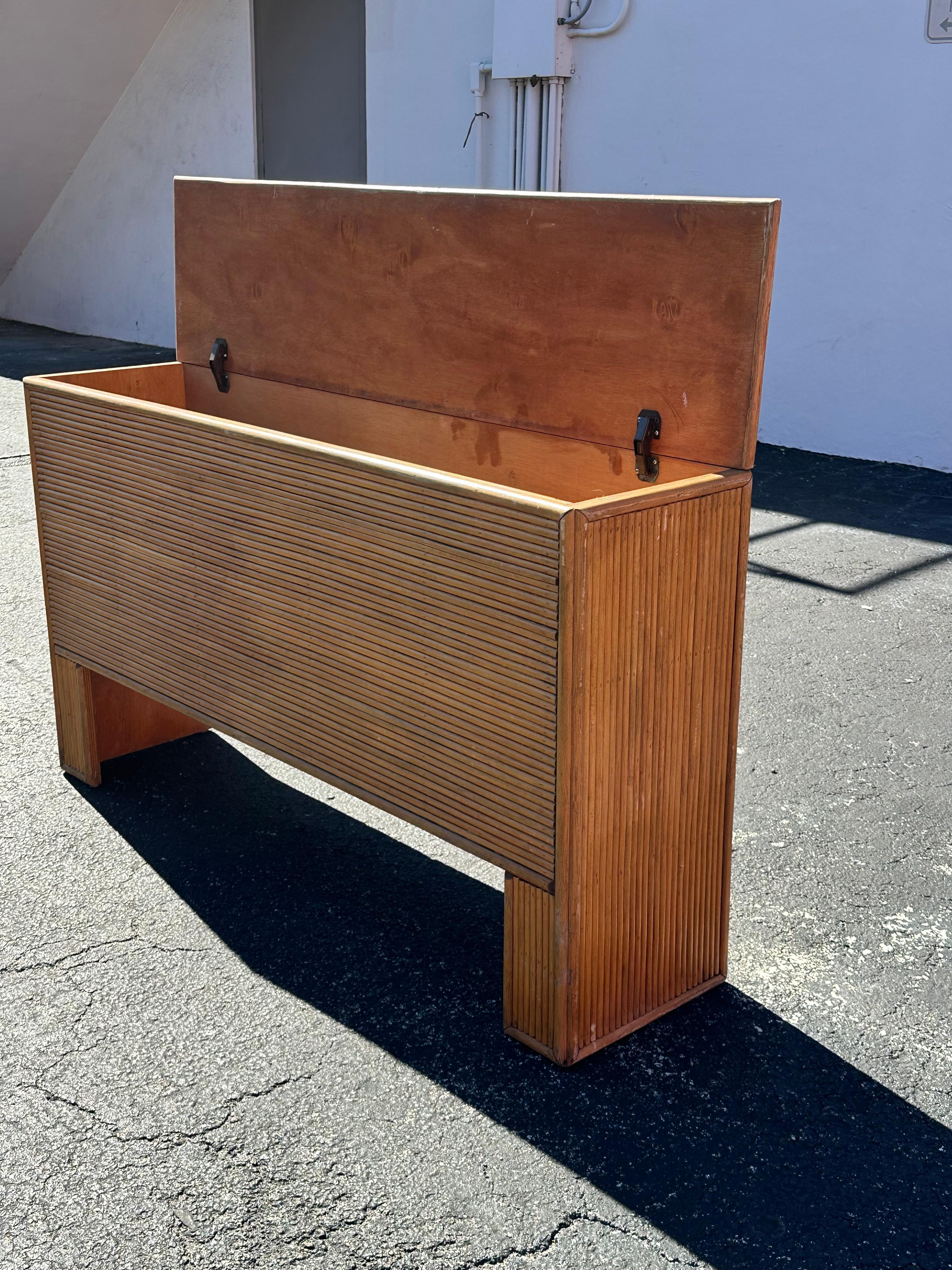 1970s Rattan Reed Wood Console Storage Trunk Table In Good Condition For Sale In Fort Lauderdale, FL