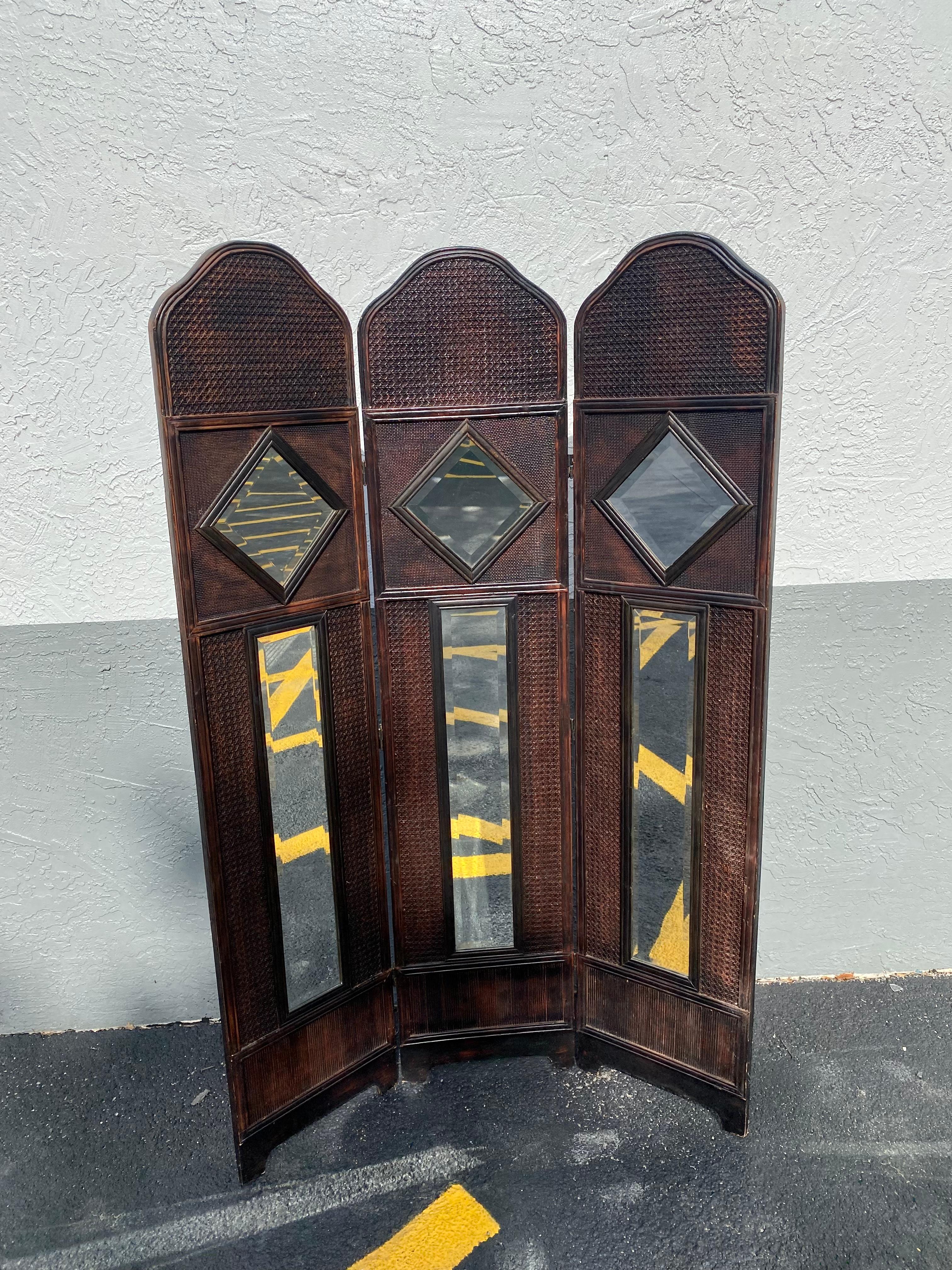 1970s Rattan Room Divider Screen Floor Mirror In Good Condition For Sale In Fort Lauderdale, FL