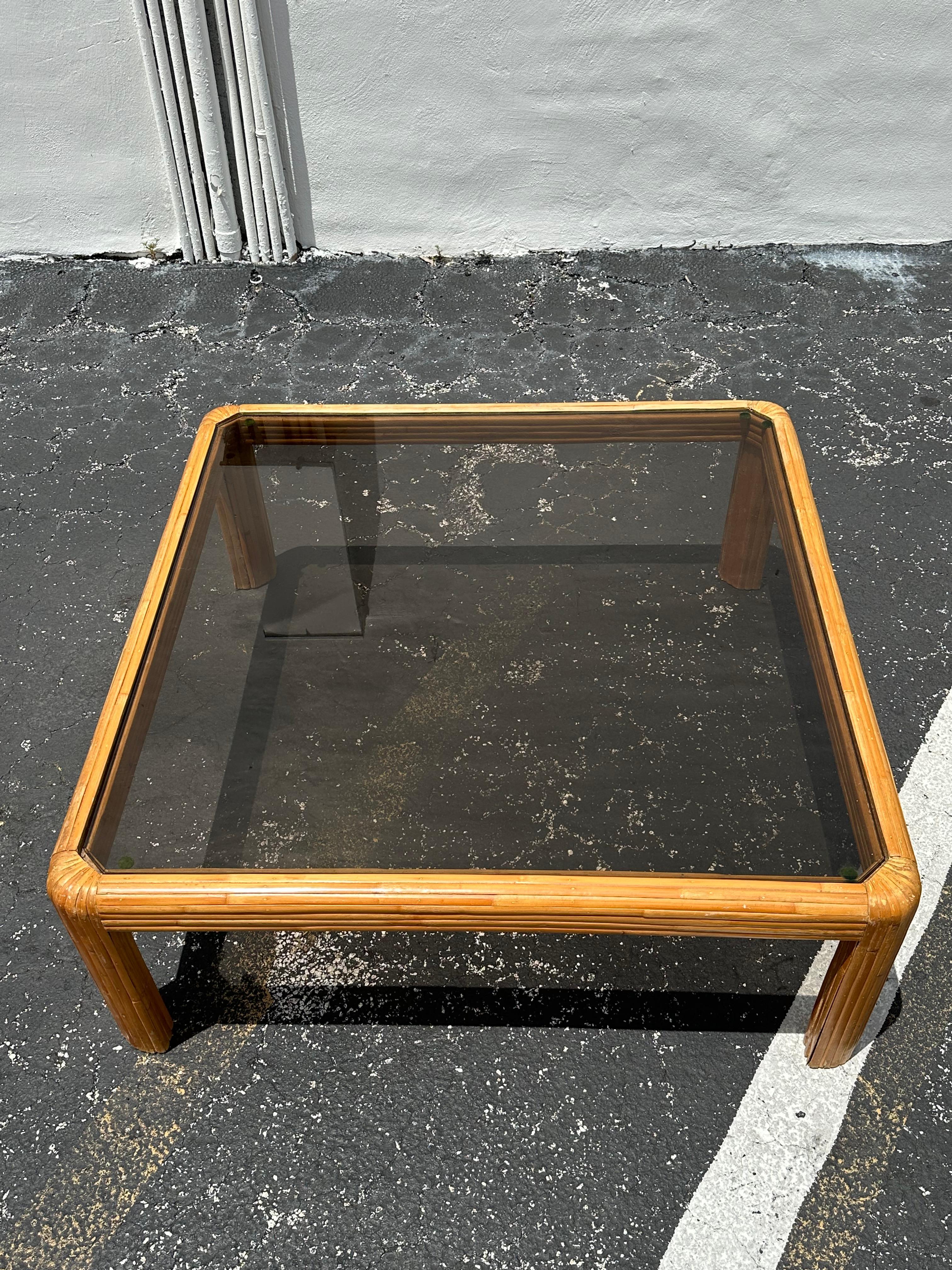 En esta ocasión te ofrecemos una de las mesas de centro de ratán y cristal ahumado más impresionantes y raras que puedas encontrar. En estado original e inacabado. El diseño es extraordinario en todas partes. ¡La hermosa mesa es una pieza única y