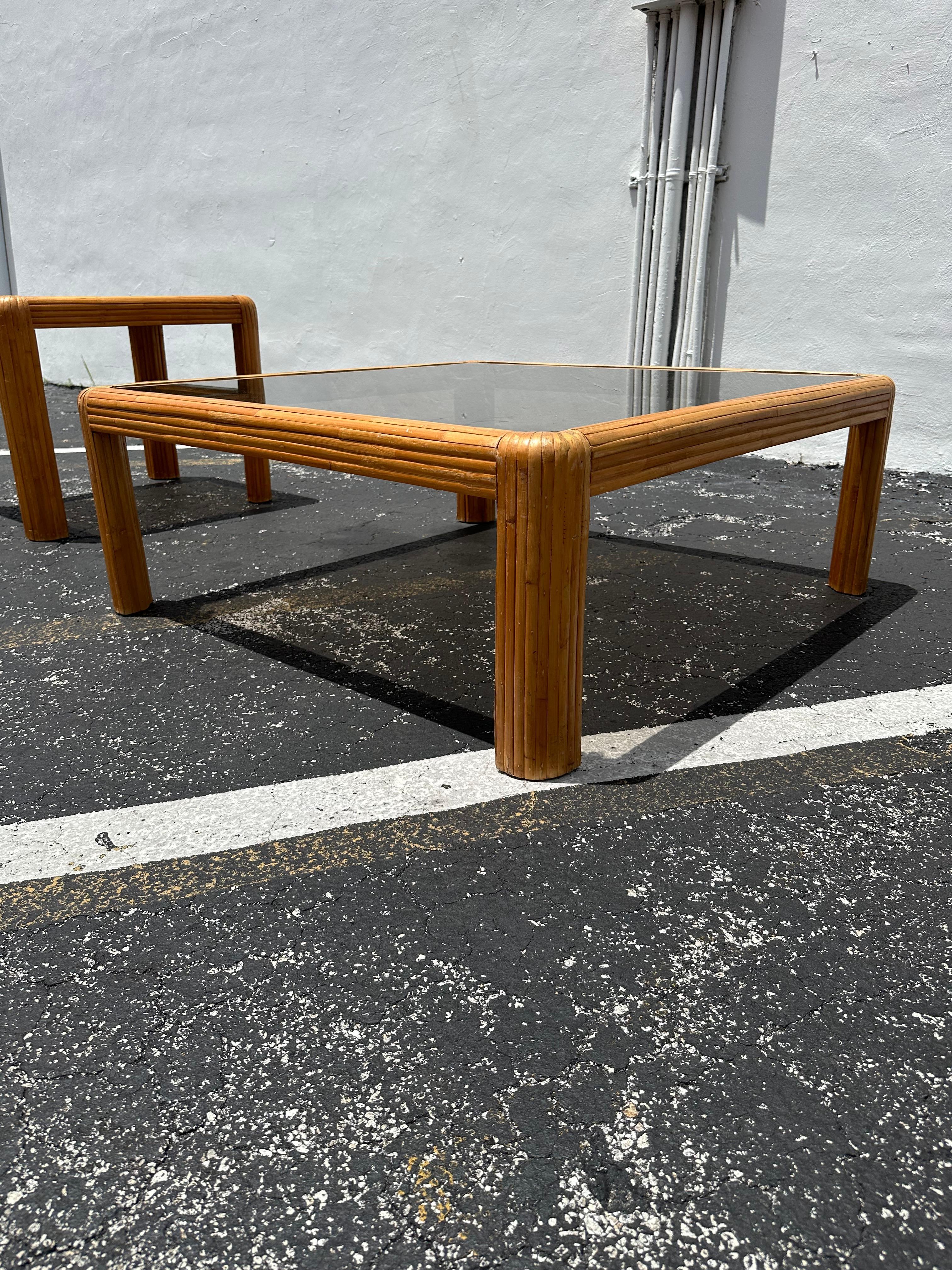 Mesa baja de ratán de los años 70 con borde de cascada de cristal ahumado Moderno de mediados de siglo en venta