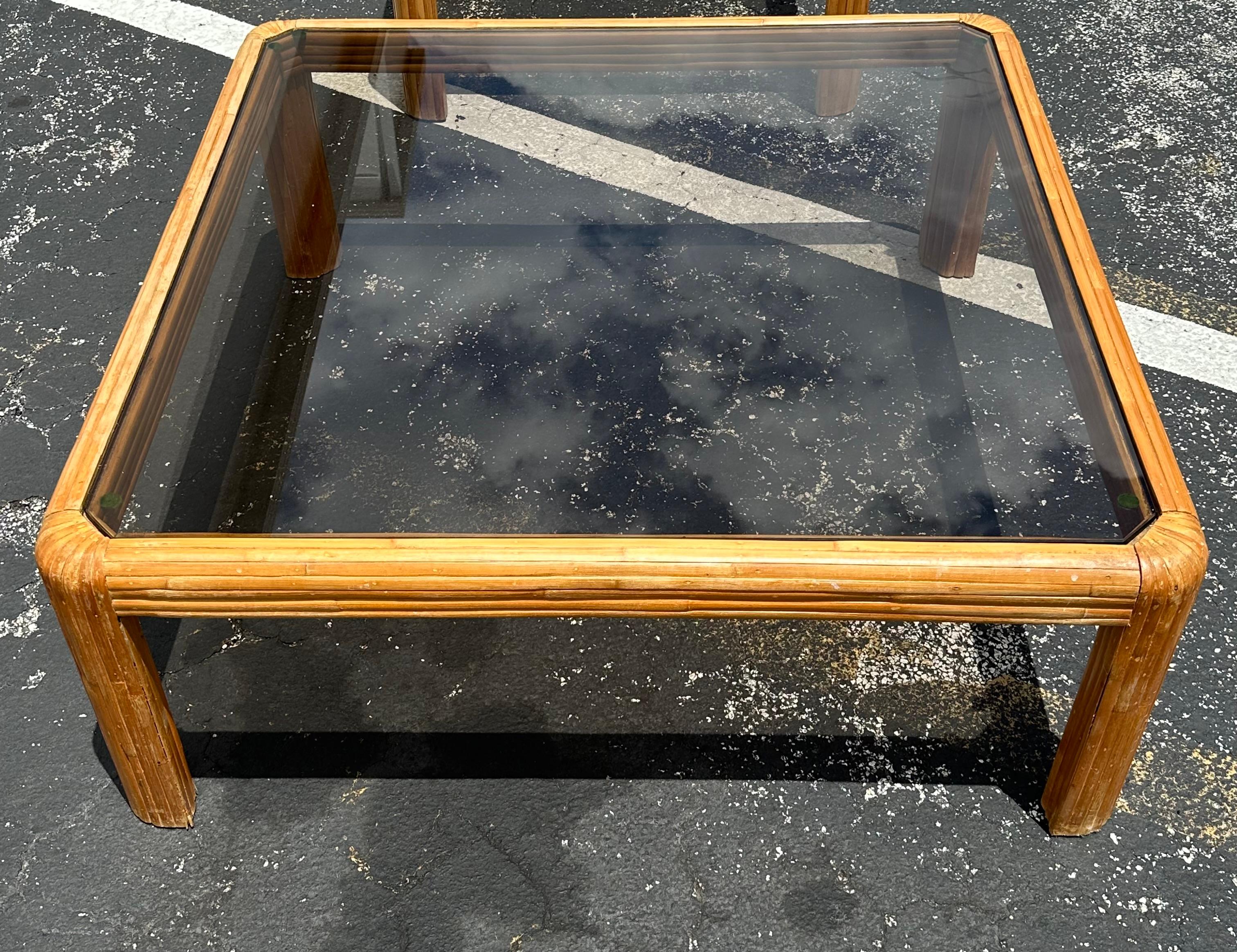 Mesa baja de ratán de los años 70 con borde de cascada de cristal ahumado en venta 1