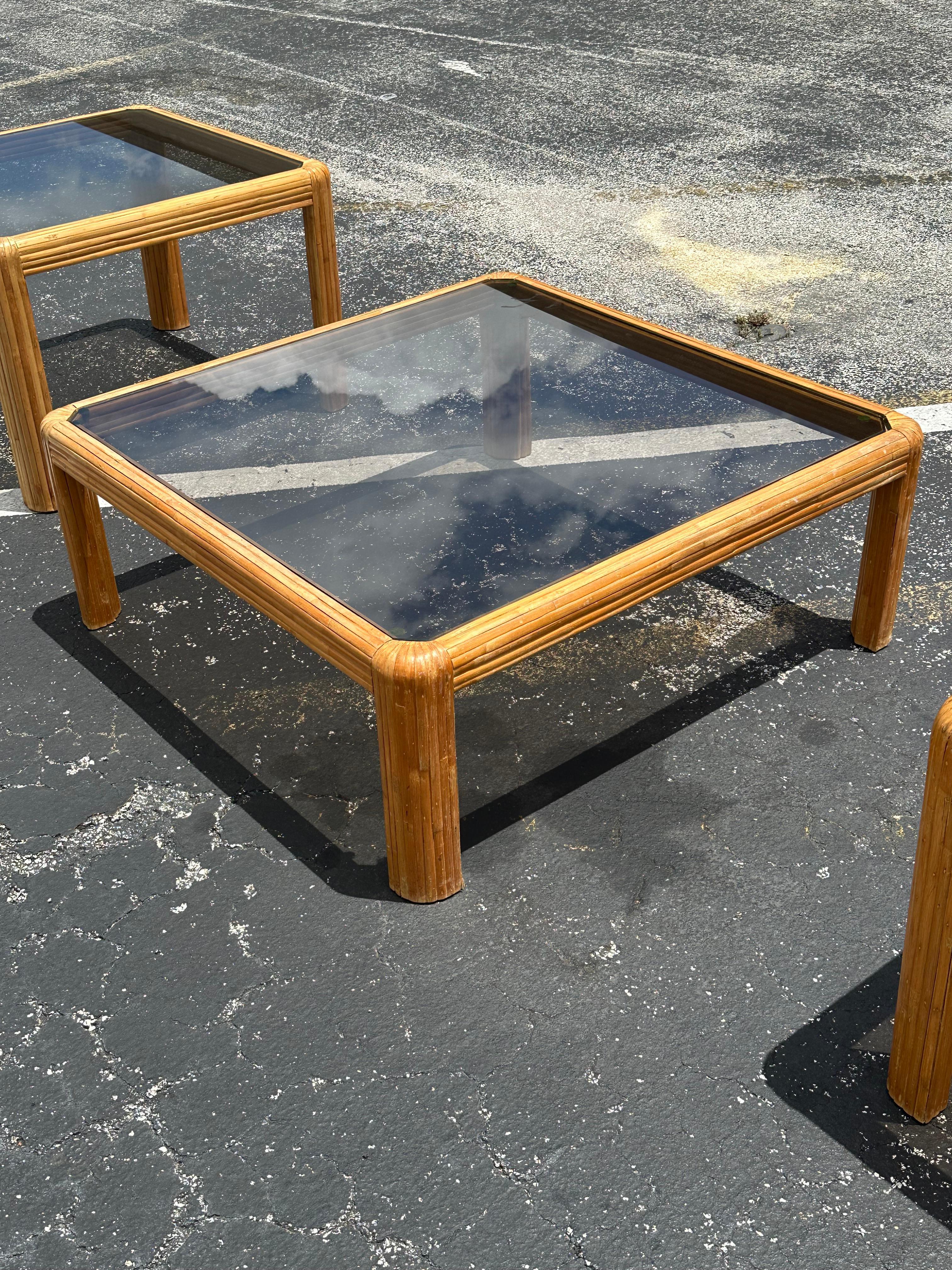 Mesa baja de ratán de los años 70 con borde de cascada de cristal ahumado en venta 2