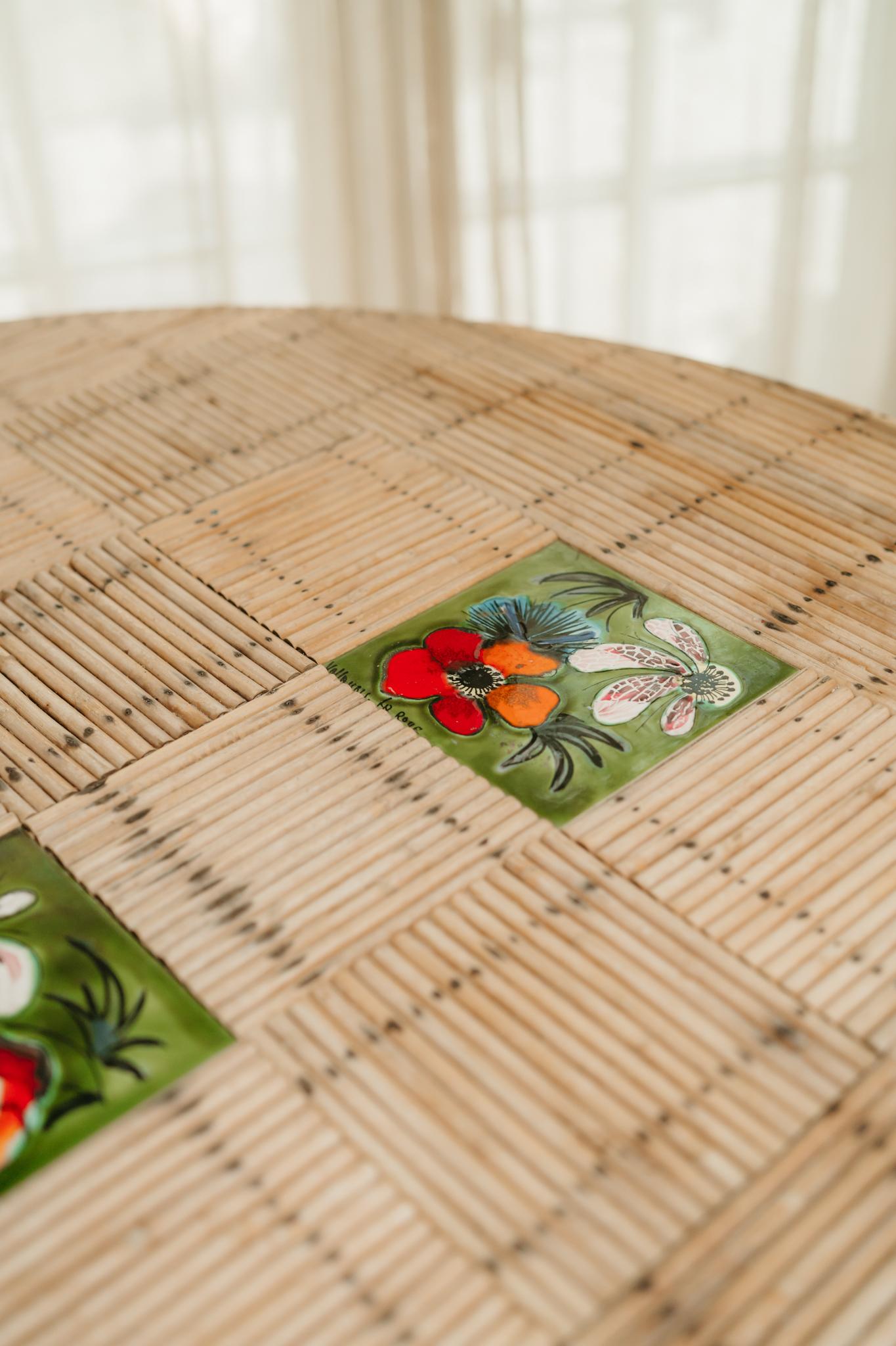 Table en rotin incrustée de carreaux vallauris d'Audoux Minet des années 1970 en vente 5