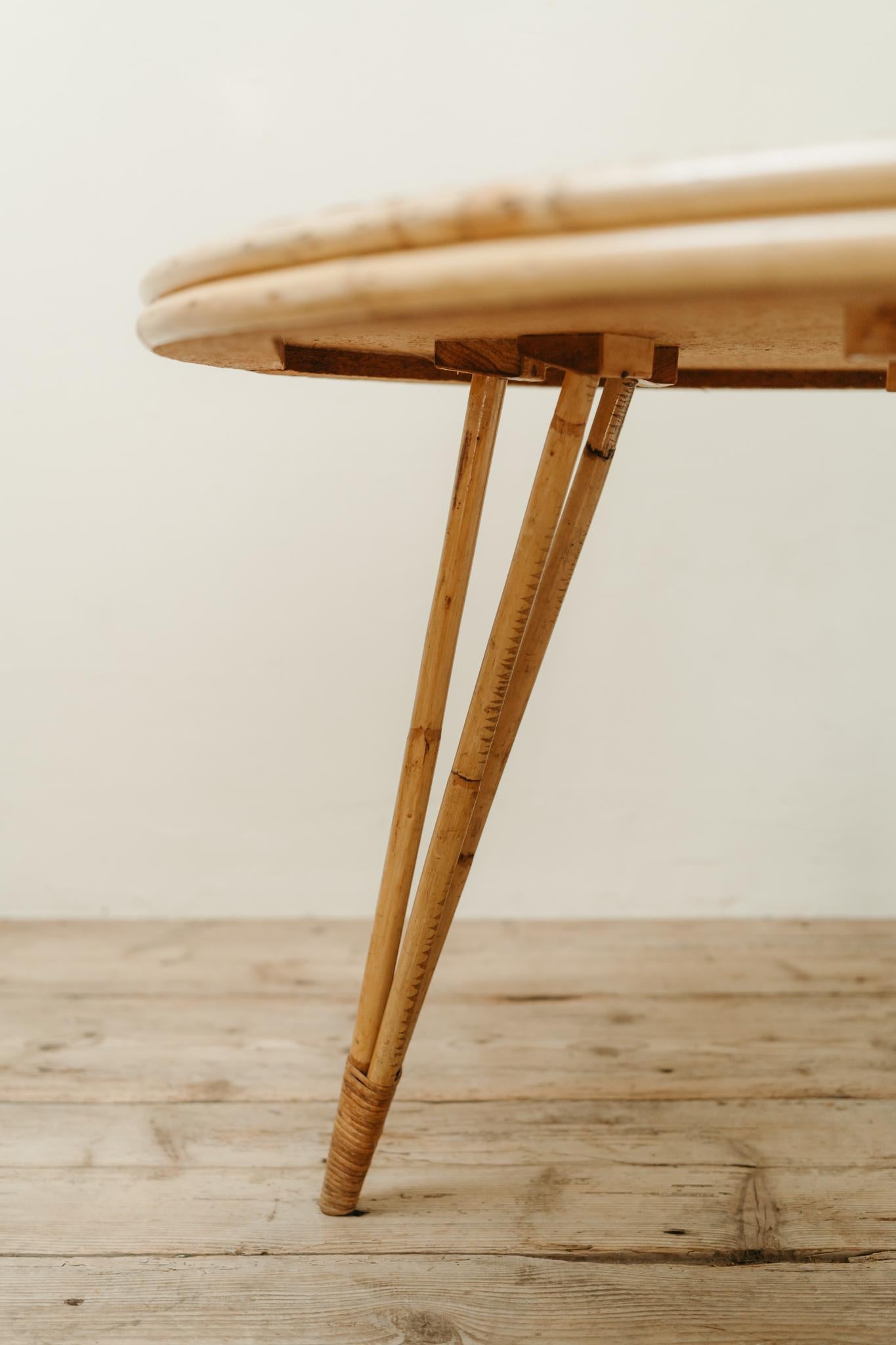 Table en rotin incrustée de carreaux vallauris d'Audoux Minet des années 1970 en vente 9