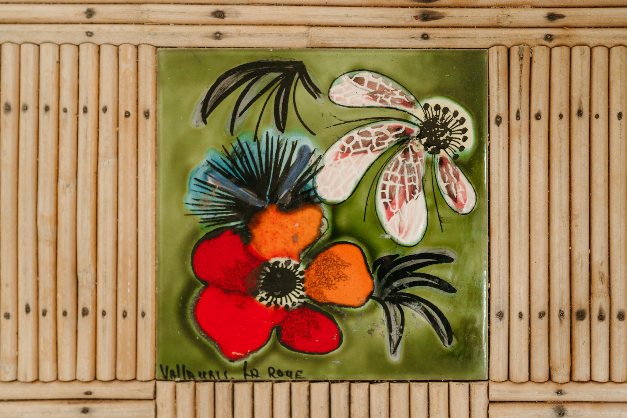Table en rotin incrustée de carreaux vallauris d'Audoux Minet des années 1970 en vente 12
