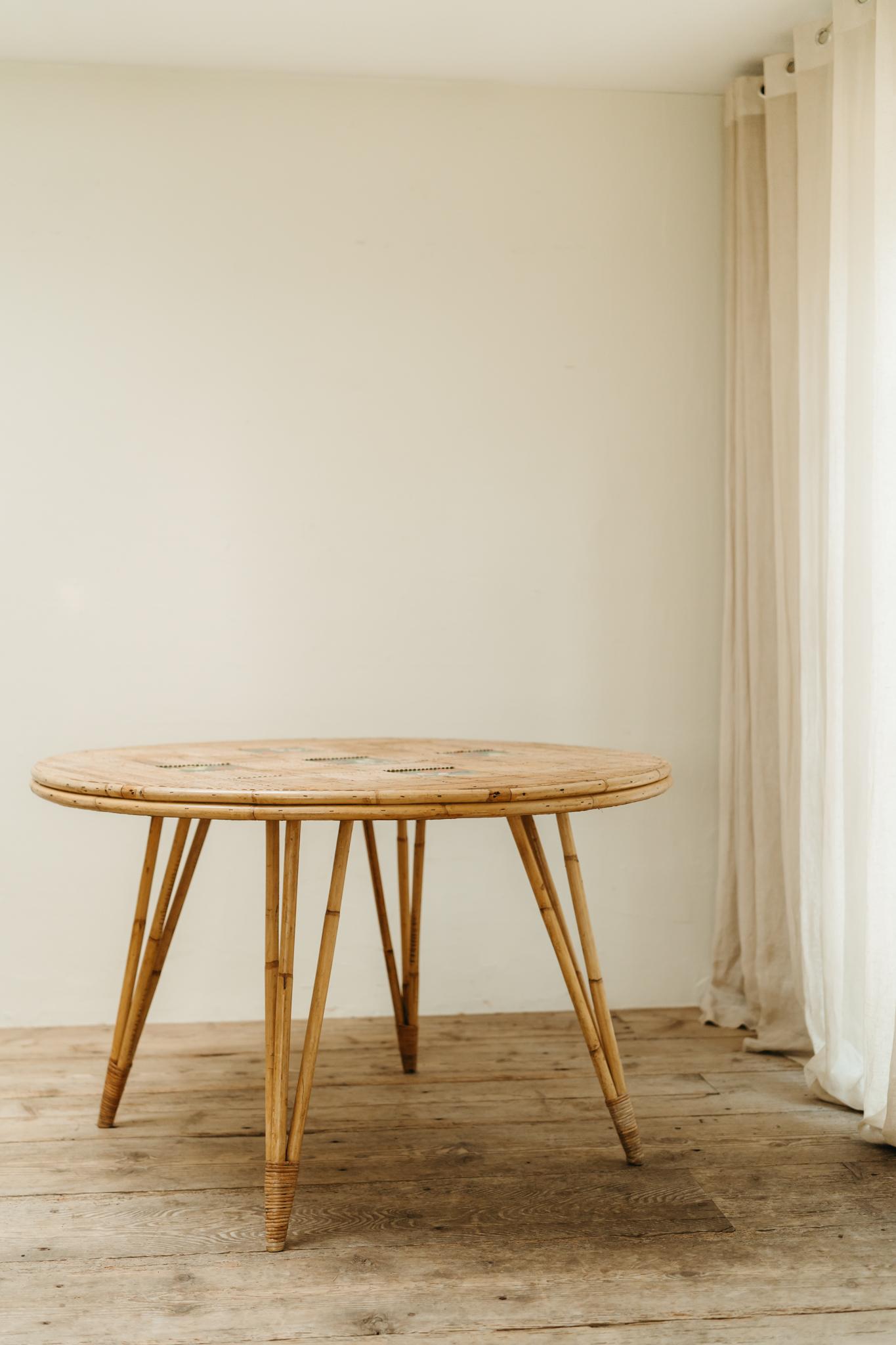 20ième siècle Table en rotin incrustée de carreaux vallauris d'Audoux Minet des années 1970 en vente