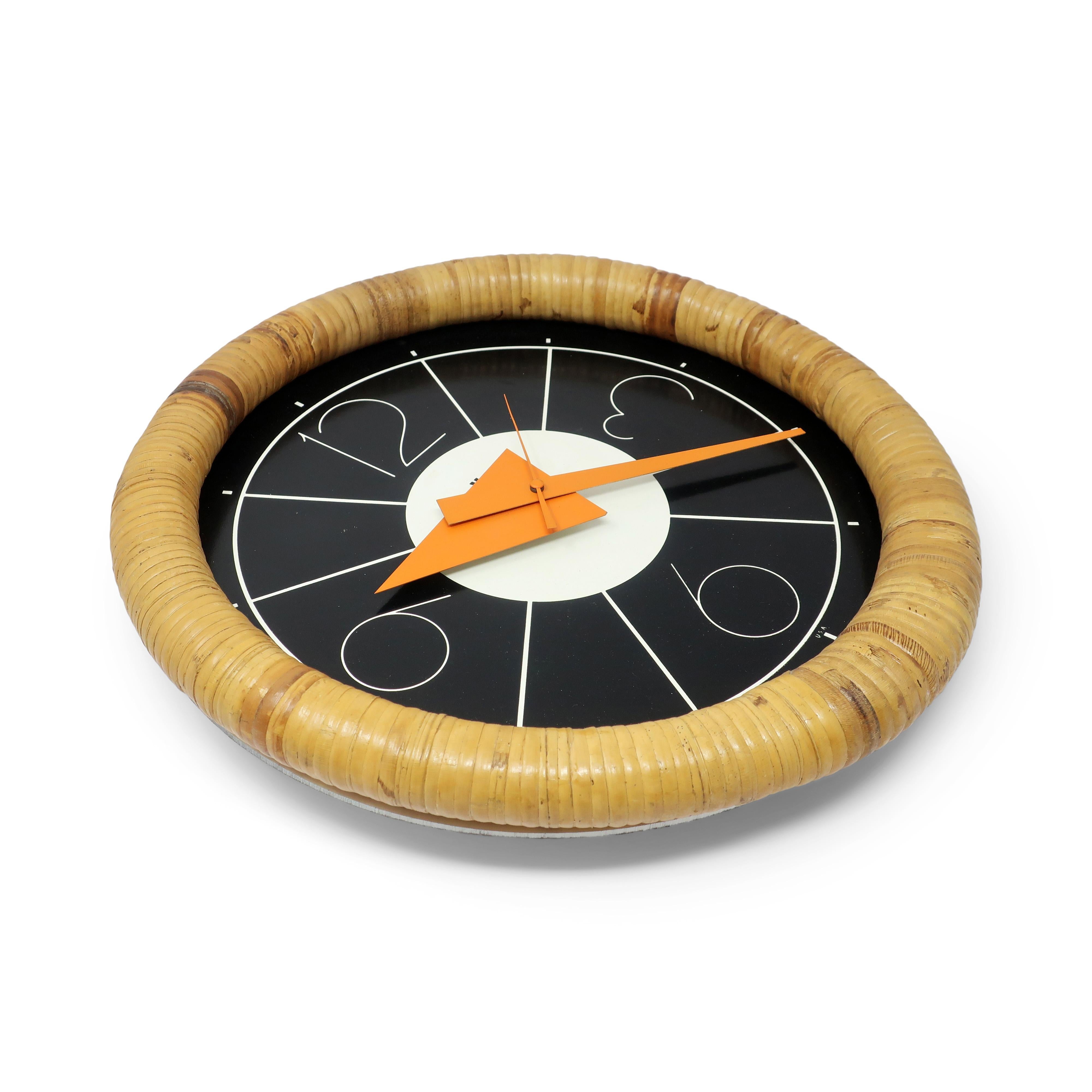 Une horloge murale moderne du milieu du siècle dernier parfaitement conçue par Arthur Umanoff pour George Nelson Associates pour le puissant fabricant d'horloges Howard Miller, probablement dans les années 1970.  Modèle 517, elle présente un cadran