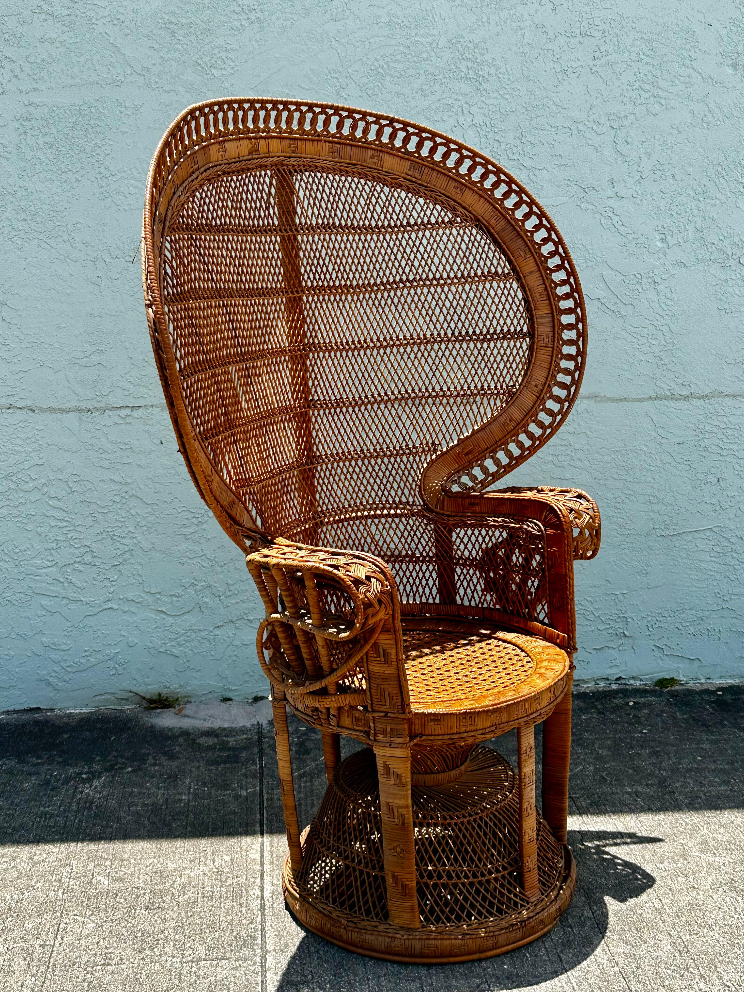 Bohème Chaise Emmanuelle Peacock en rotin et osier, fabriquée à la main, des années 1970 en vente