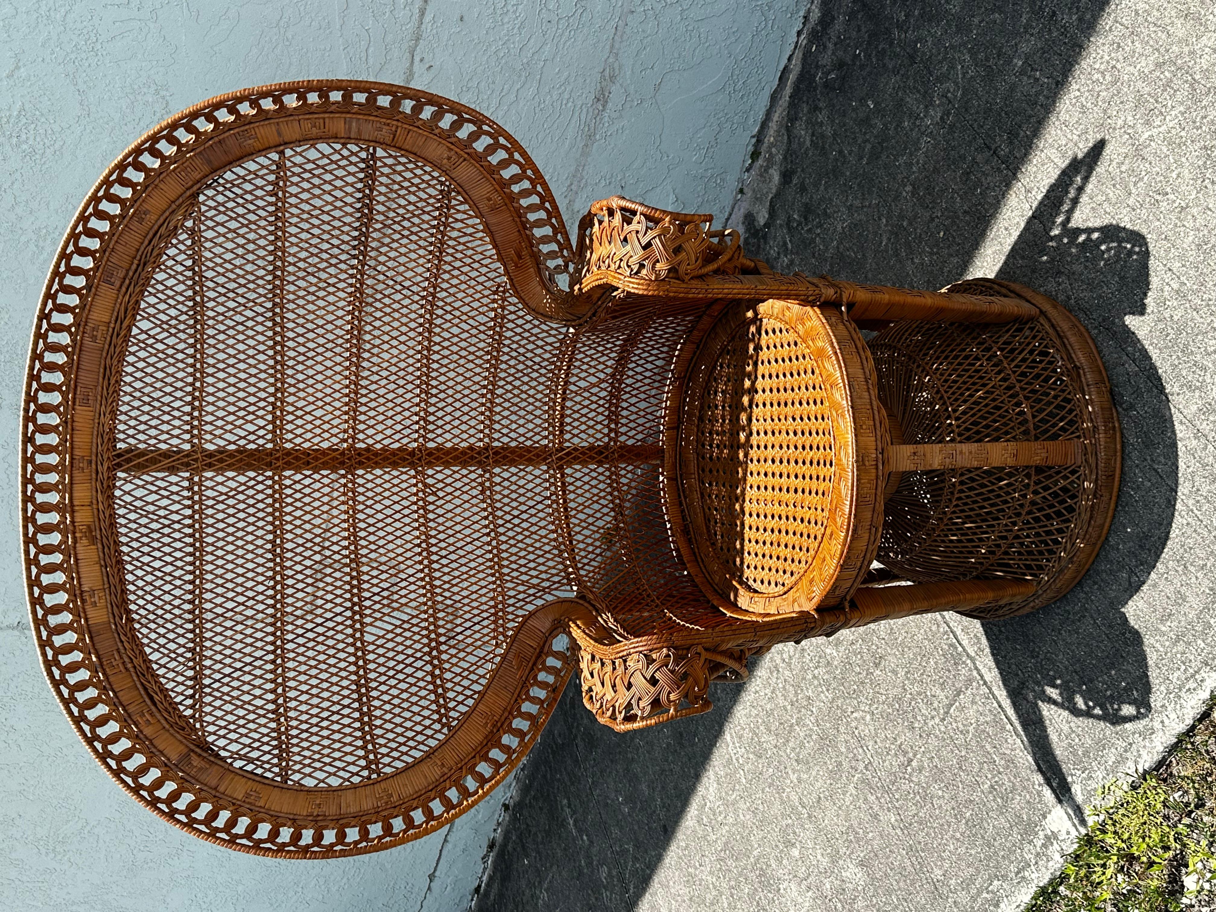 Philippin Chaise Emmanuelle Peacock en rotin et osier, fabriquée à la main, des années 1970 en vente