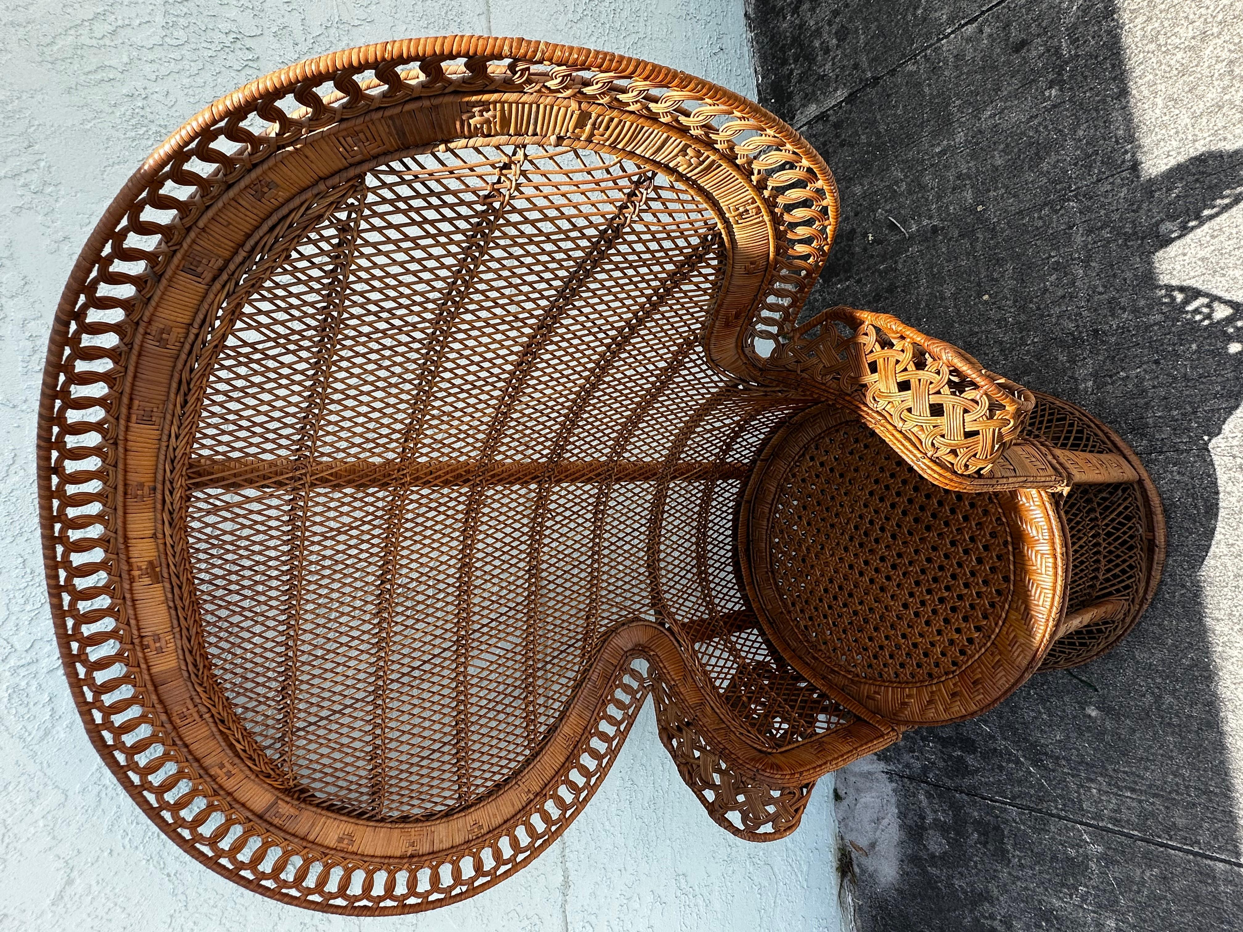 Chaise Emmanuelle Peacock en rotin et osier, fabriquée à la main, des années 1970 Bon état - En vente à Fort Lauderdale, FL