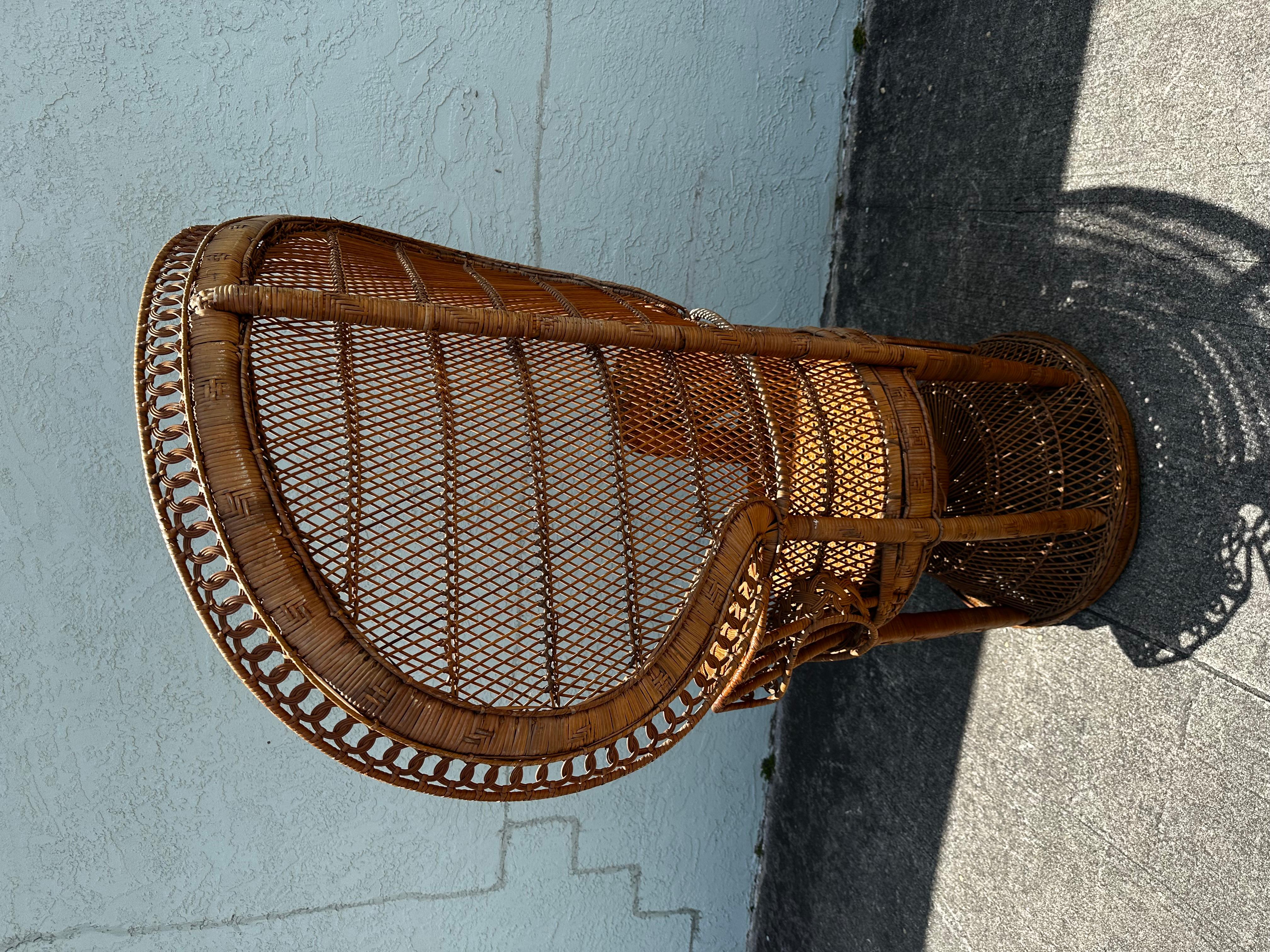 Rotin Chaise Emmanuelle Peacock en rotin et osier, fabriquée à la main, des années 1970 en vente
