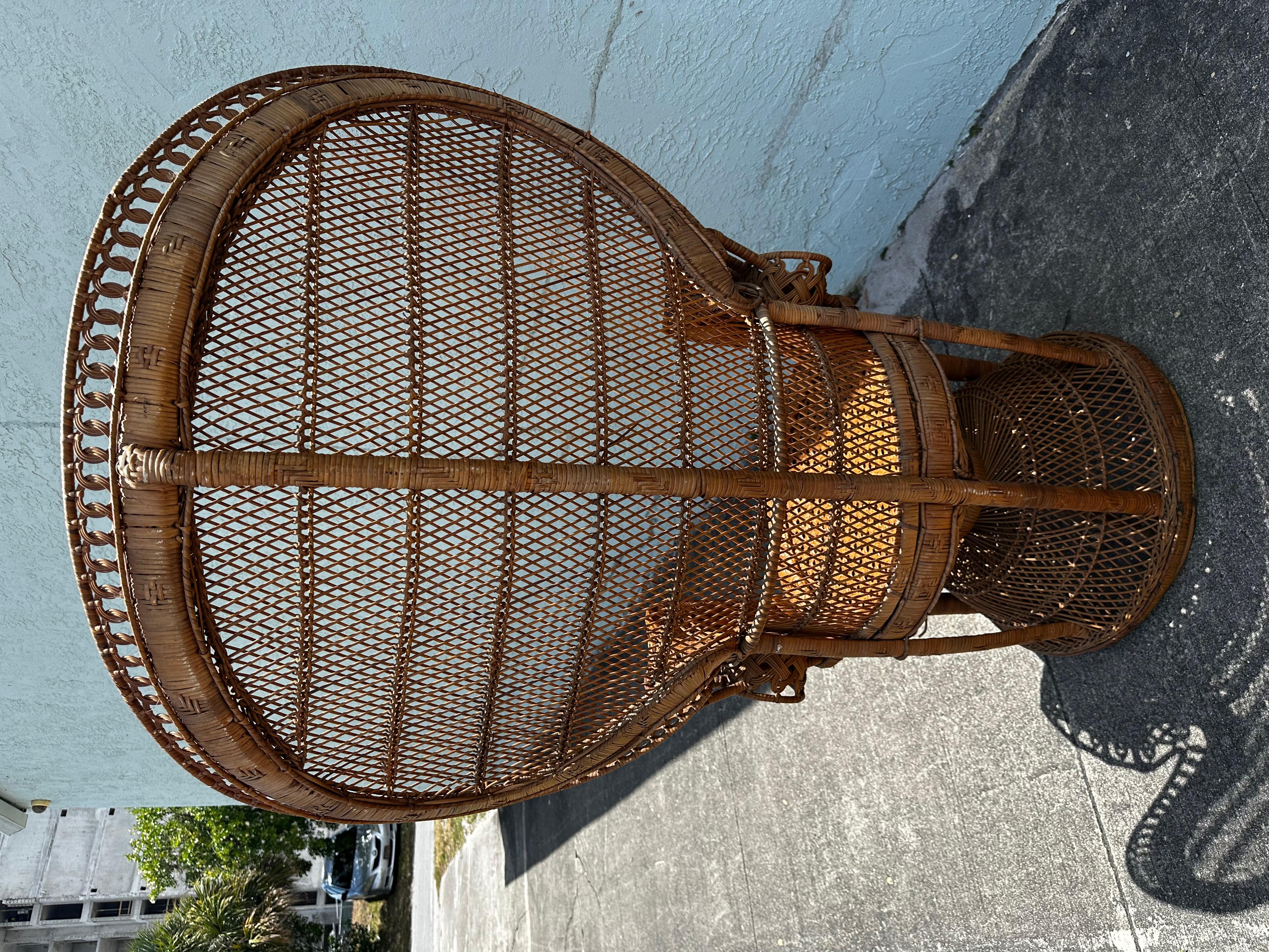 Chaise Emmanuelle Peacock en rotin et osier, fabriquée à la main, des années 1970 en vente 1