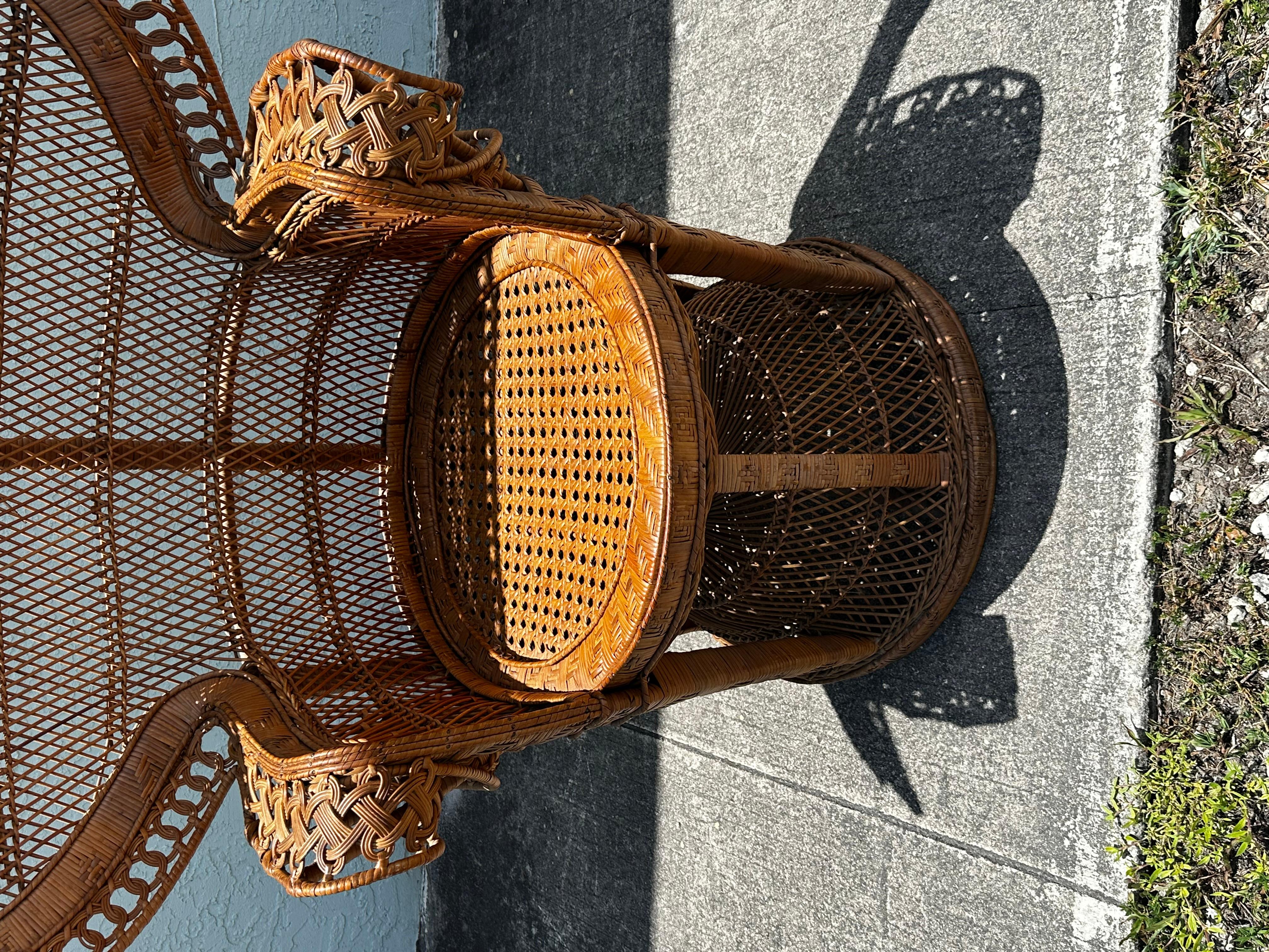 Chaise Emmanuelle Peacock en rotin et osier, fabriquée à la main, des années 1970 en vente 2