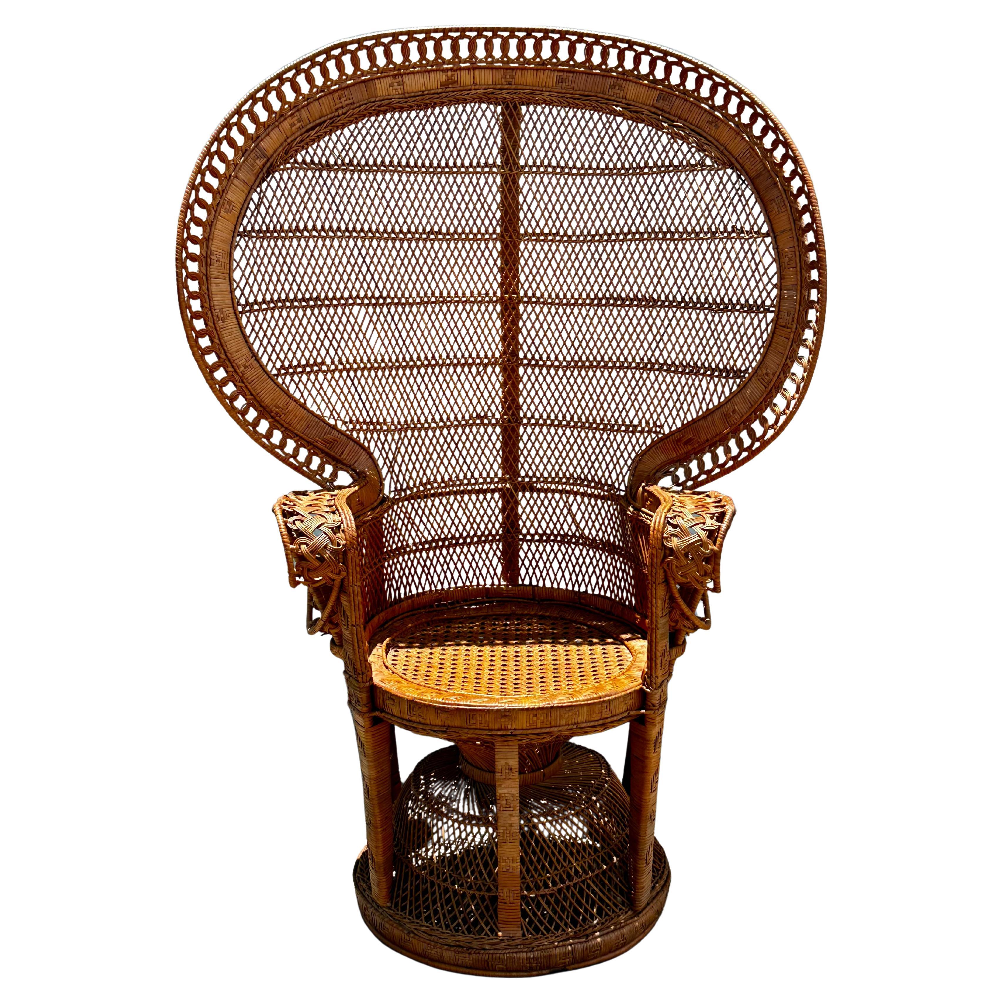 Chaise Emmanuelle Peacock en rotin et osier, fabriquée à la main, des années 1970 en vente