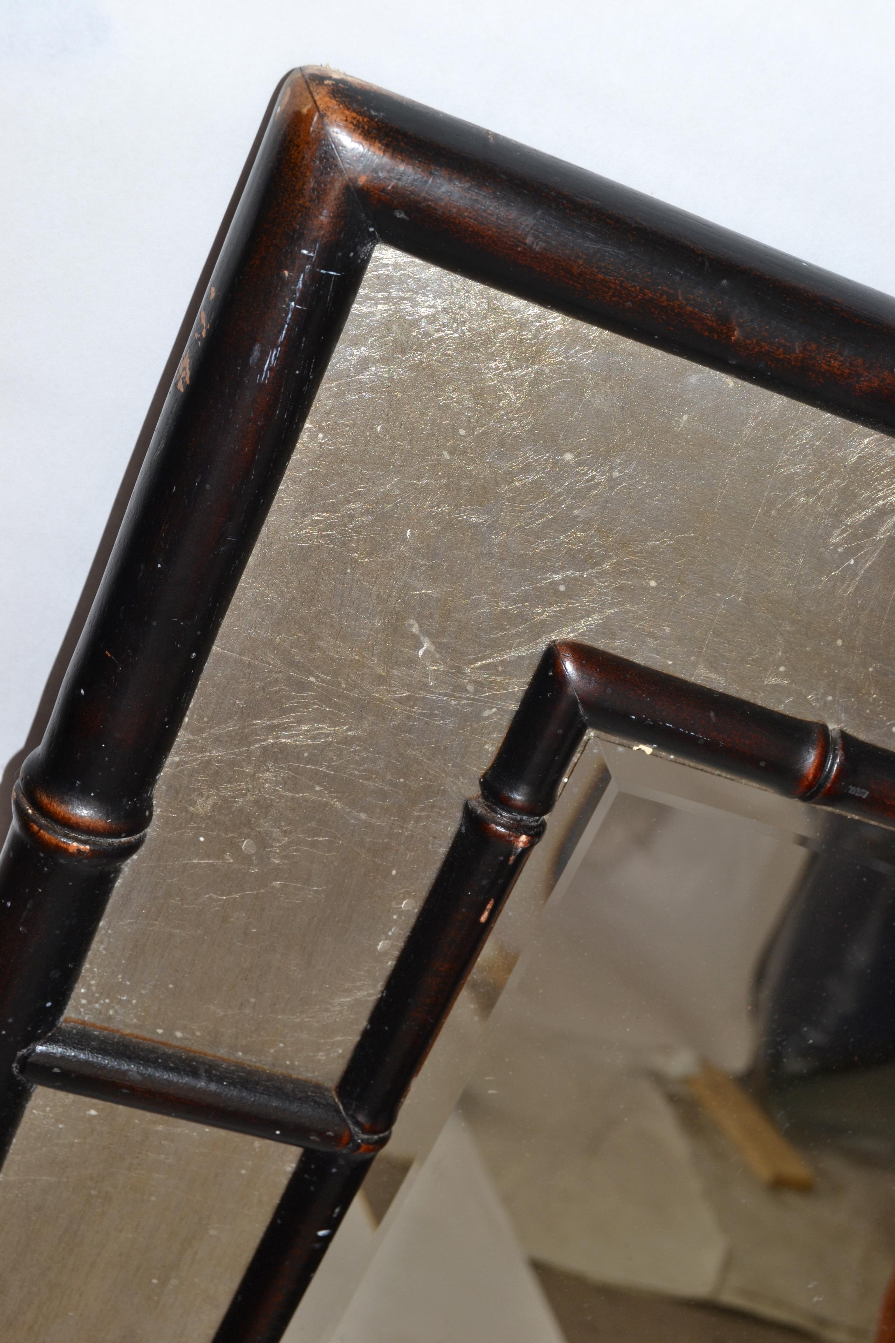 1970 Rectangle Silver and Brown Faux Bamboo Wood Wall Mirror Mid-Century Modern (Miroir mural en bois de bambou) en vente 2