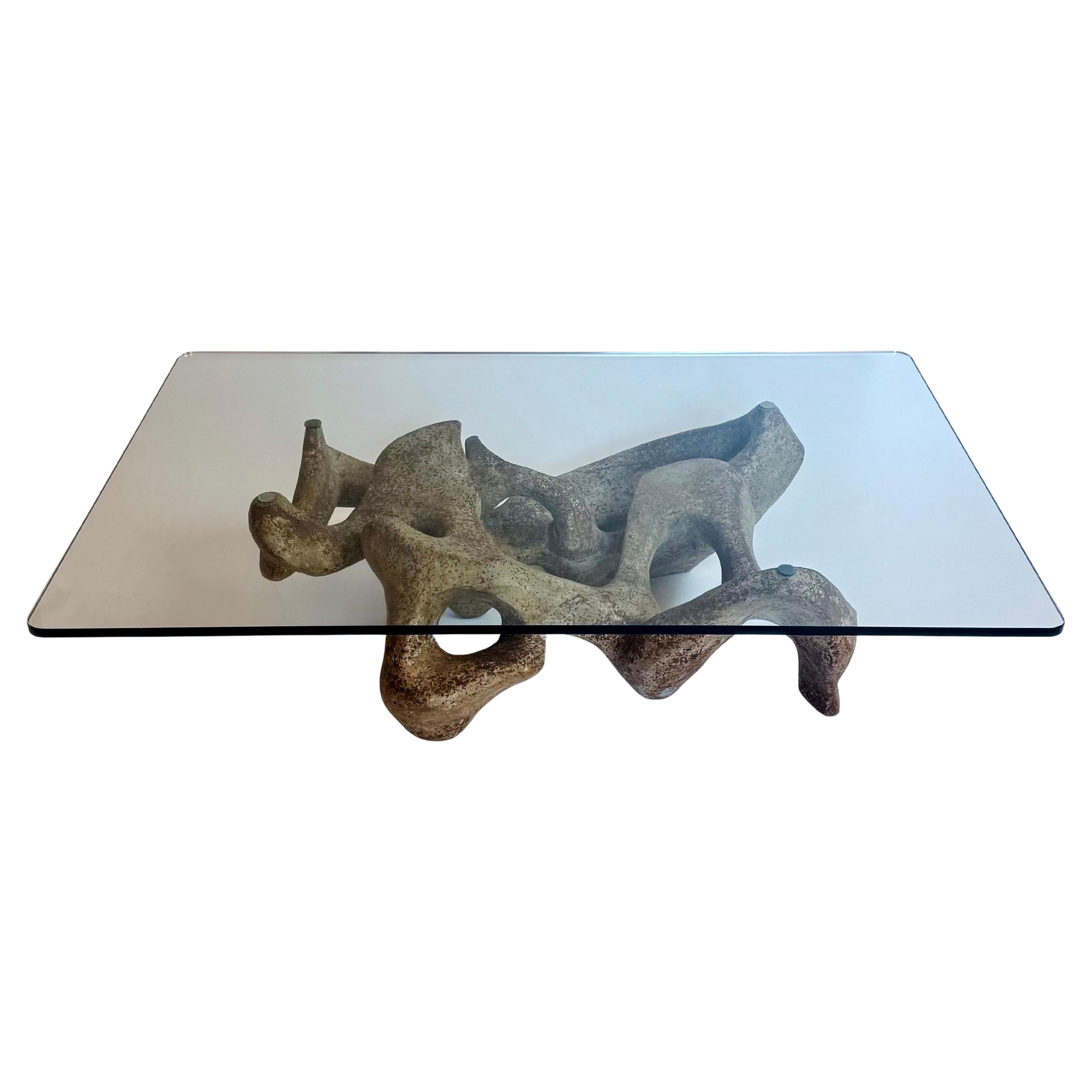 Mesa de centro rectangular de cemento y cristal transparente de los años 70, por Claudio Trevi en venta