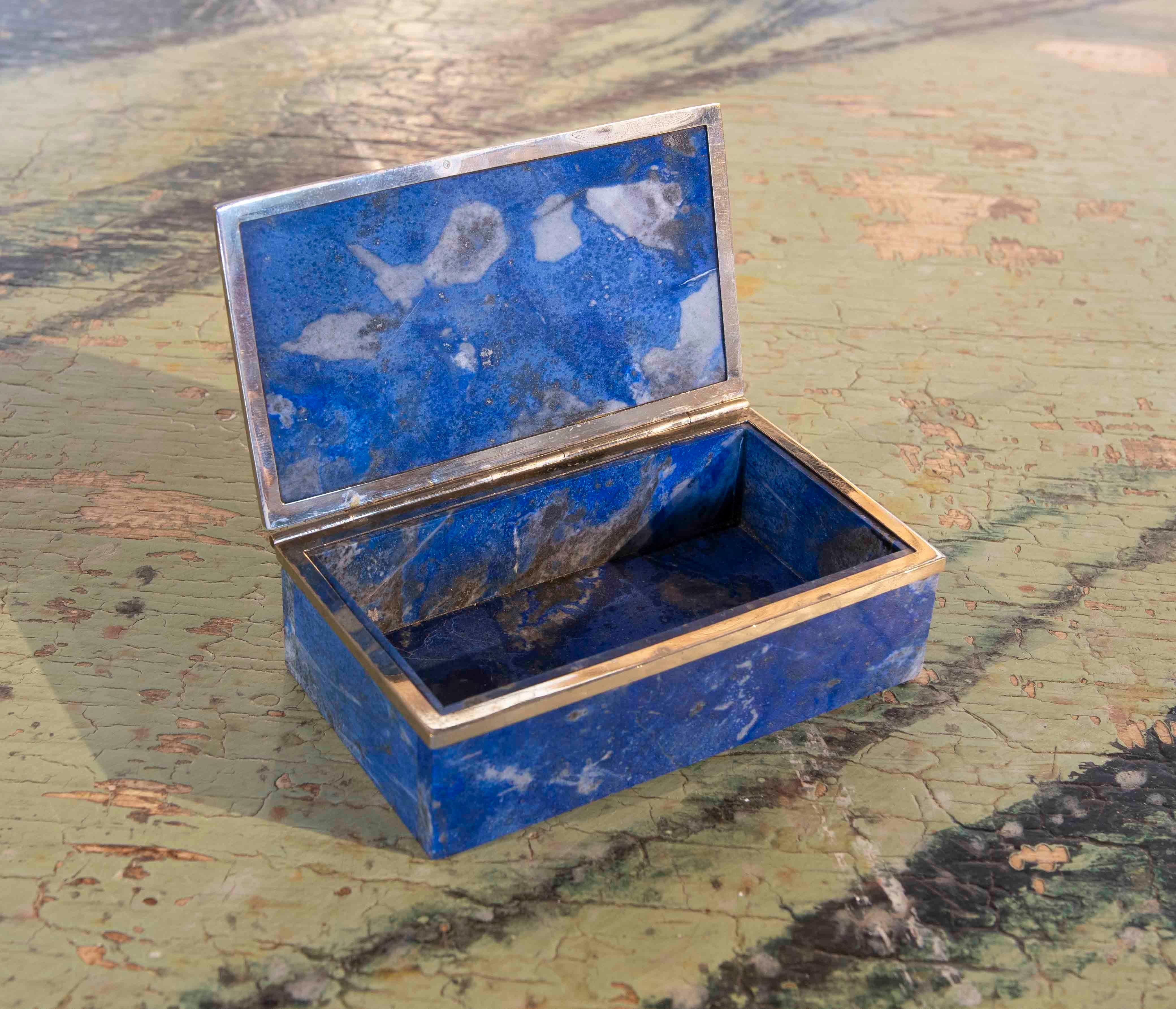 Français Boîte rectangulaire en métal et lapis-lazuli des années 1970  en vente