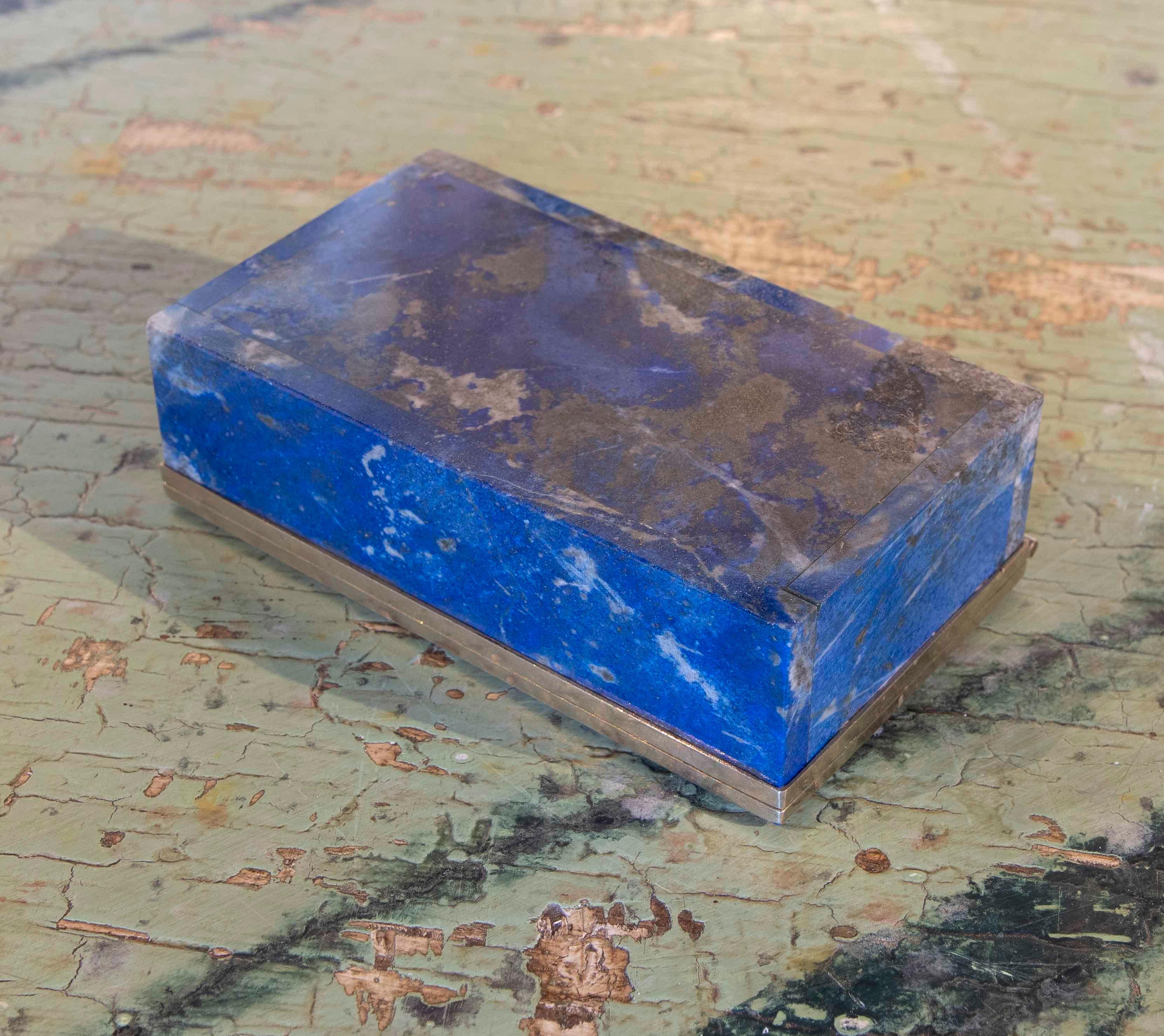 Boîte rectangulaire en métal et lapis-lazuli des années 1970  en vente 4