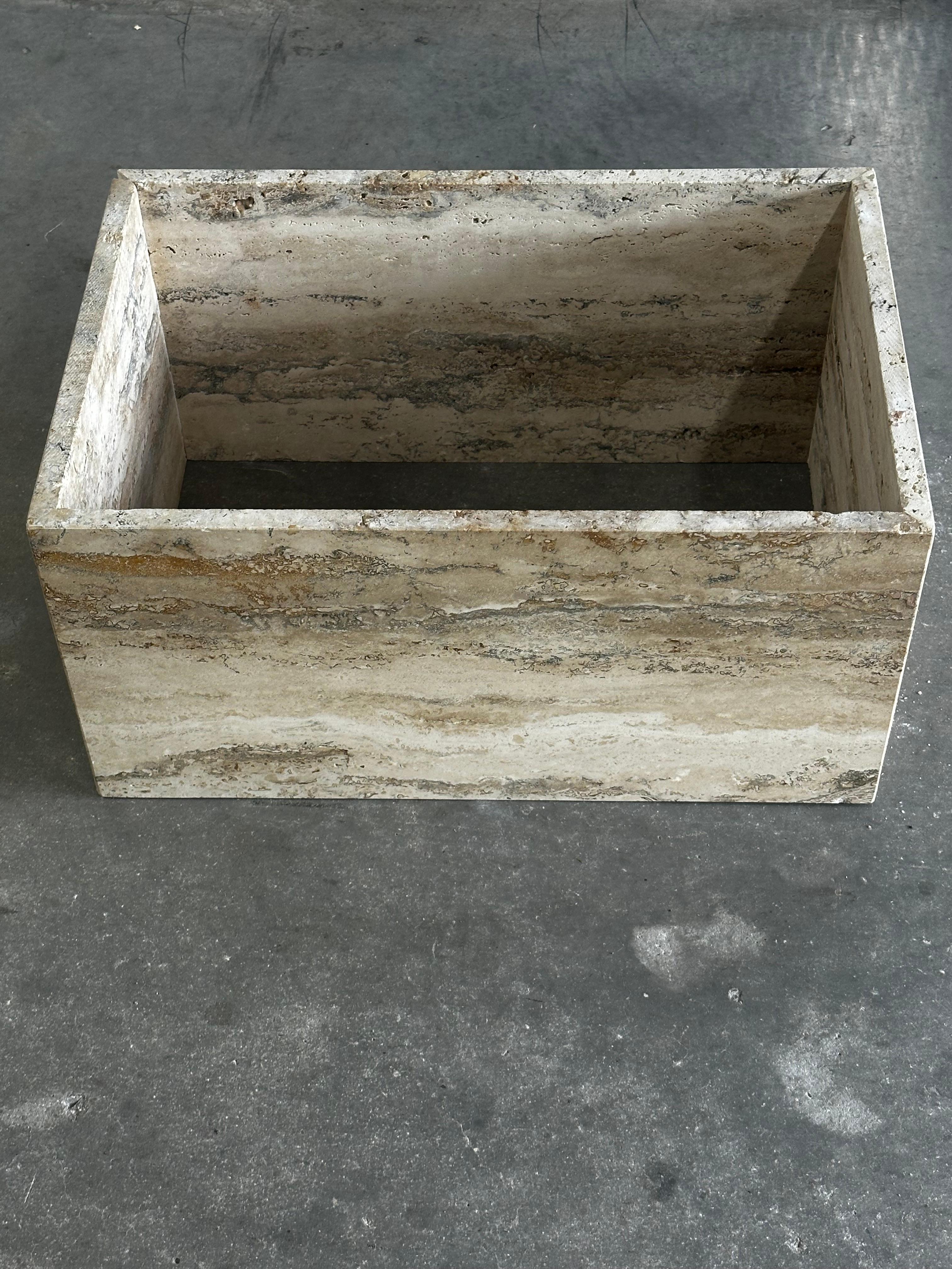 Mesa de centro rectangular con pedestal de travertino de los años 70 en venta 4