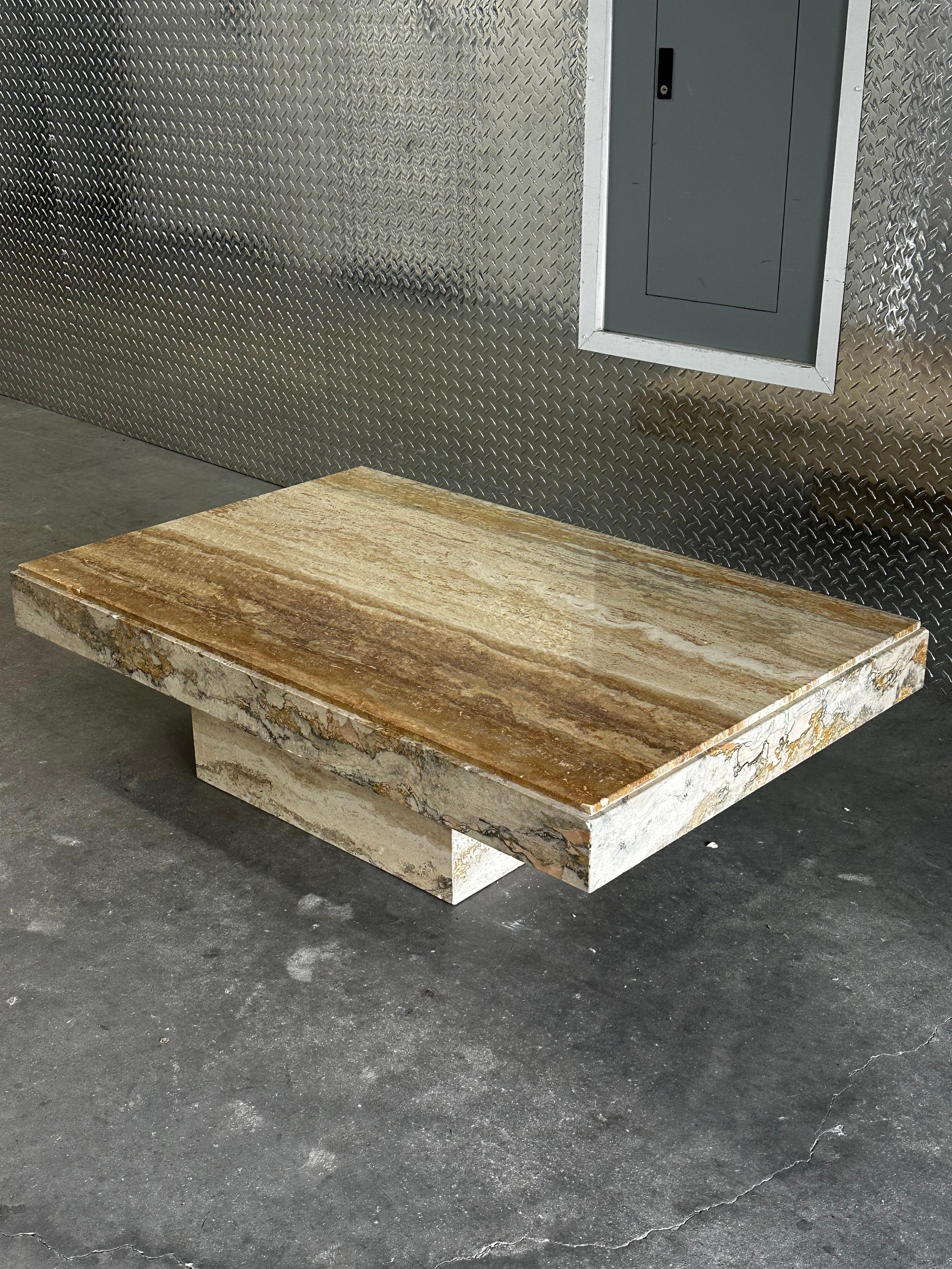 Mesa de centro rectangular con pedestal de travertino de los años 70 en Bueno estado para la venta en Fort Lauderdale, FL