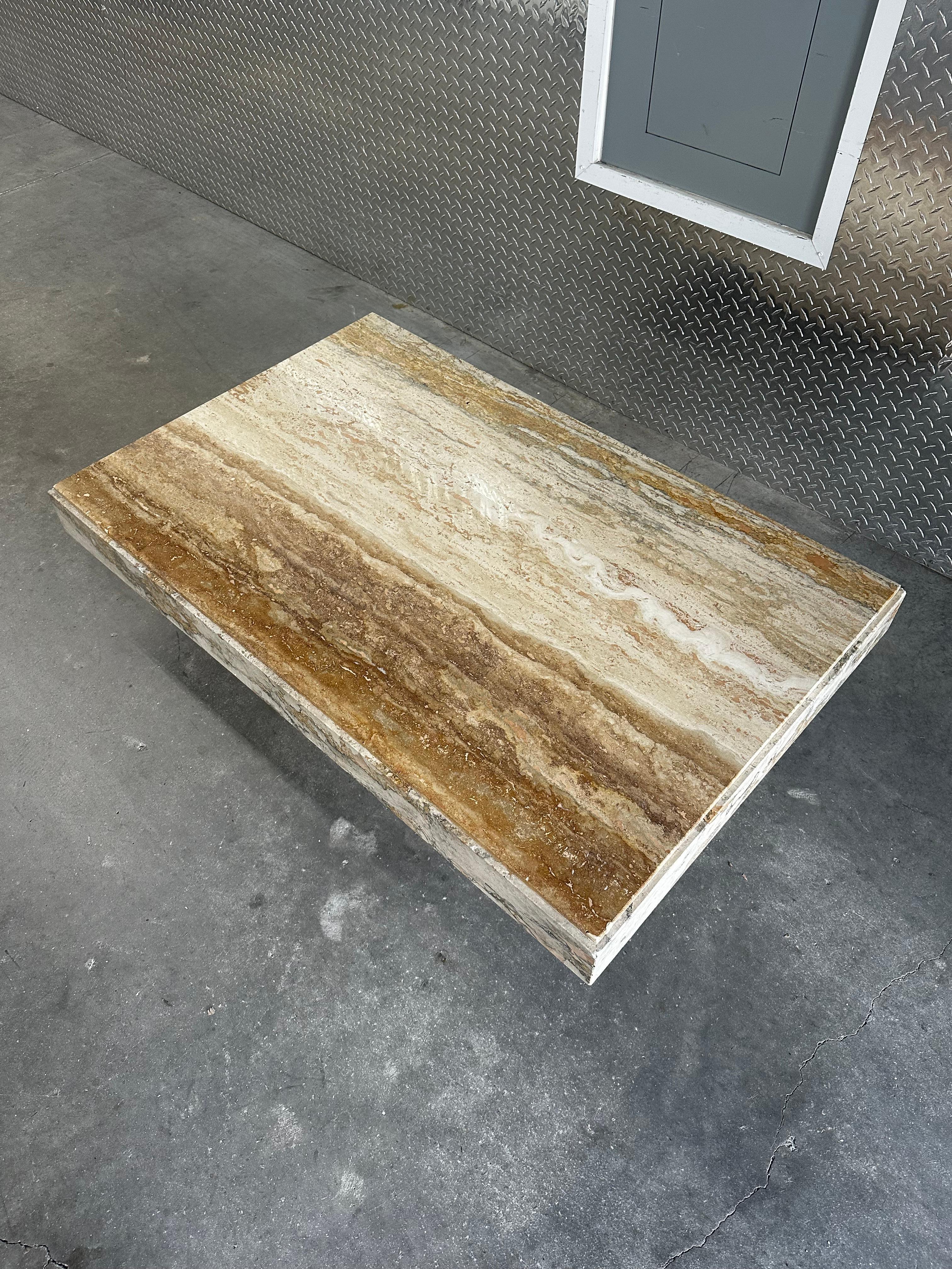 Mesa de centro rectangular con pedestal de travertino de los años 70 finales del siglo XX en venta