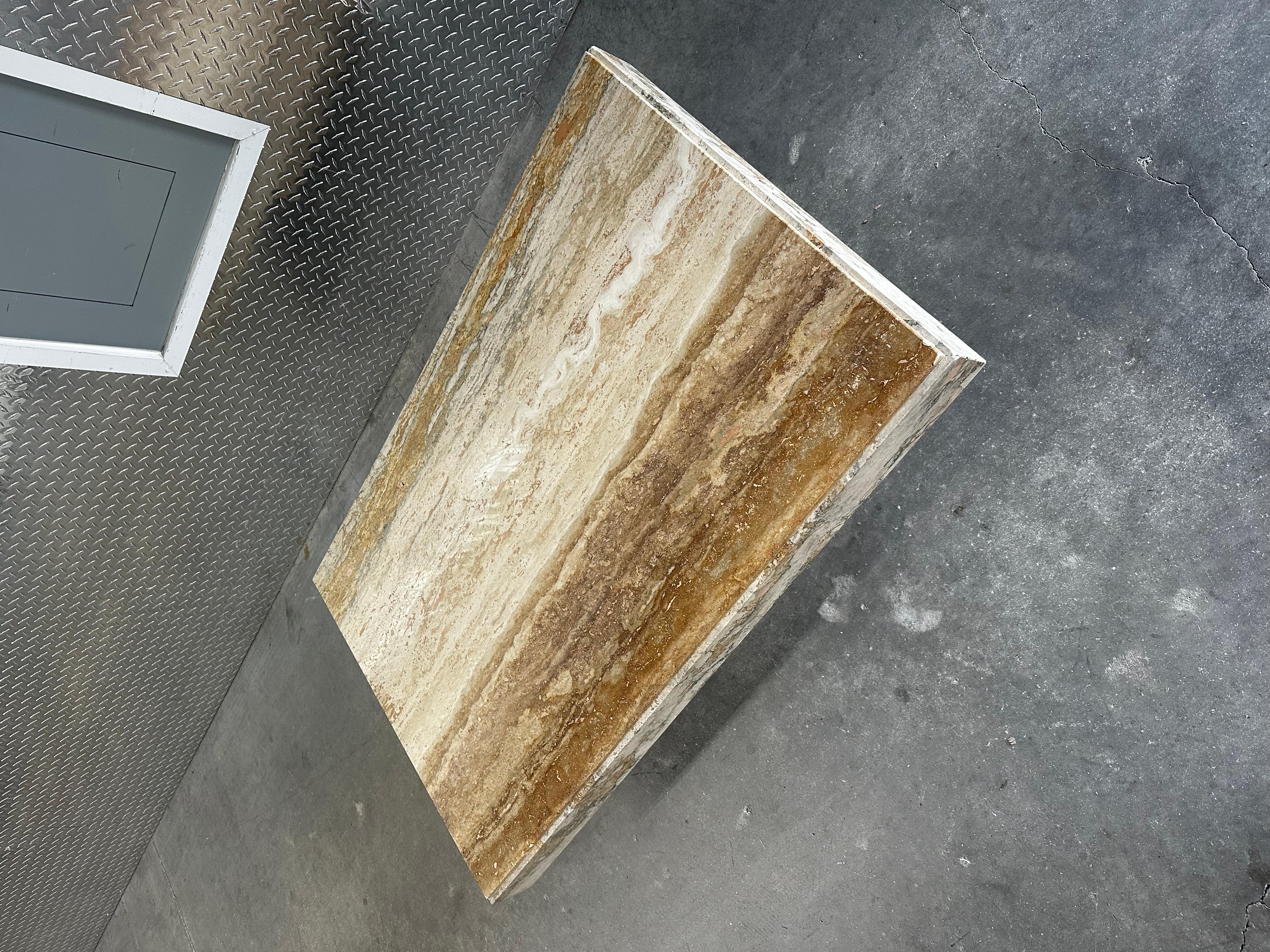 Fin du 20e siècle Table basse rectangulaire à piédestal en travertin des années 1970 en vente
