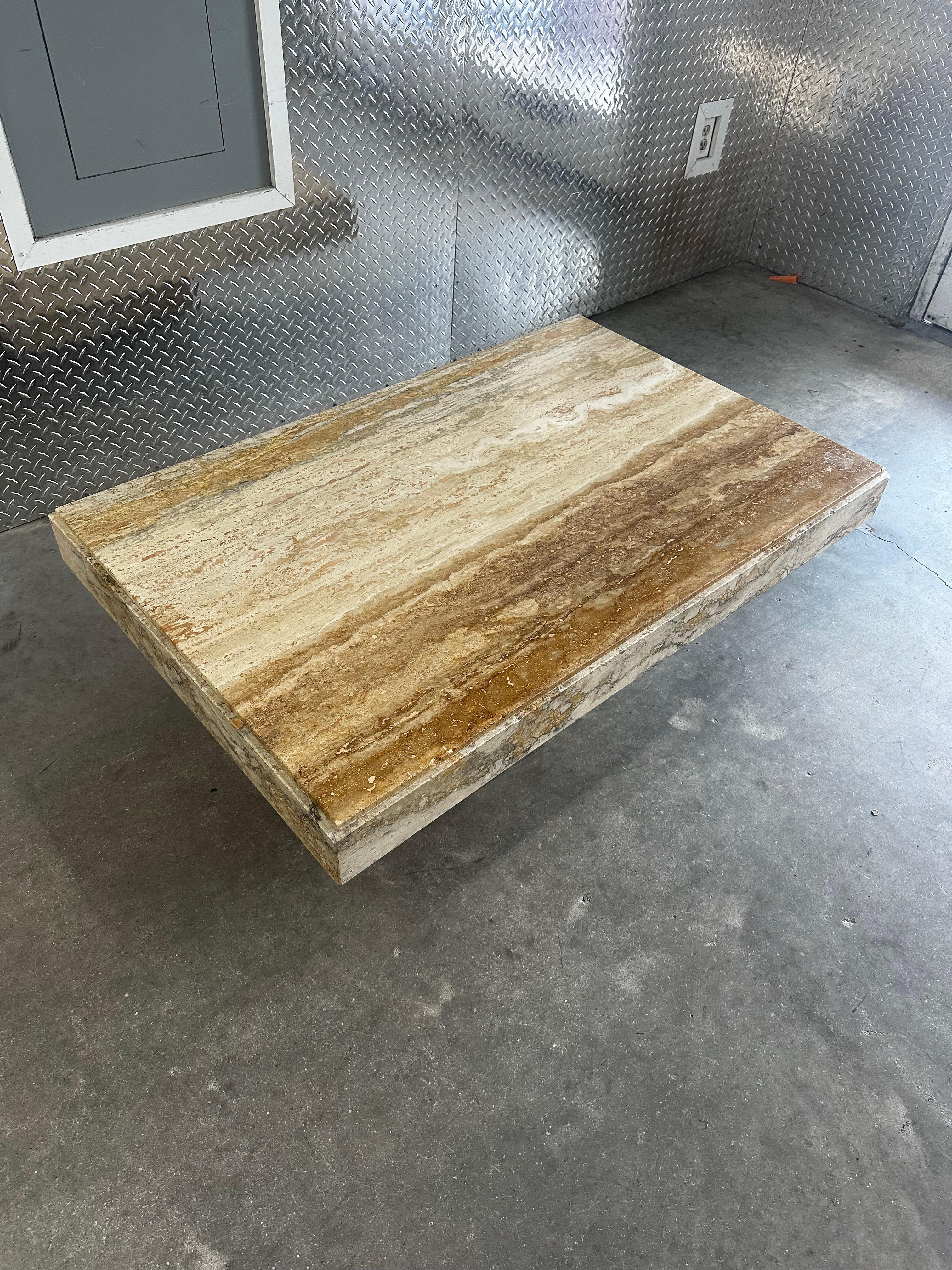 Mesa de centro rectangular con pedestal de travertino de los años 70 Travertino en venta